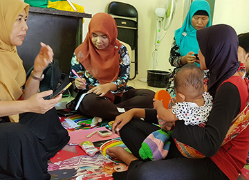 地域コミュニティでの育児相談や対話の様子