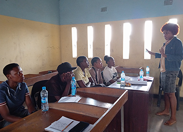 現地で指導可能なピア・エデュケーターの育成の様子