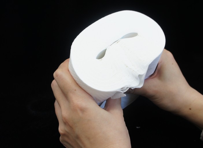 1. トイレットティシューの芯と紙のあいだにすきまを作る