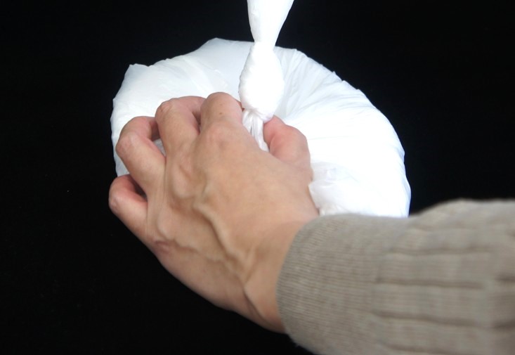 3. 使用後は袋の口をしっかり結んで廃棄する