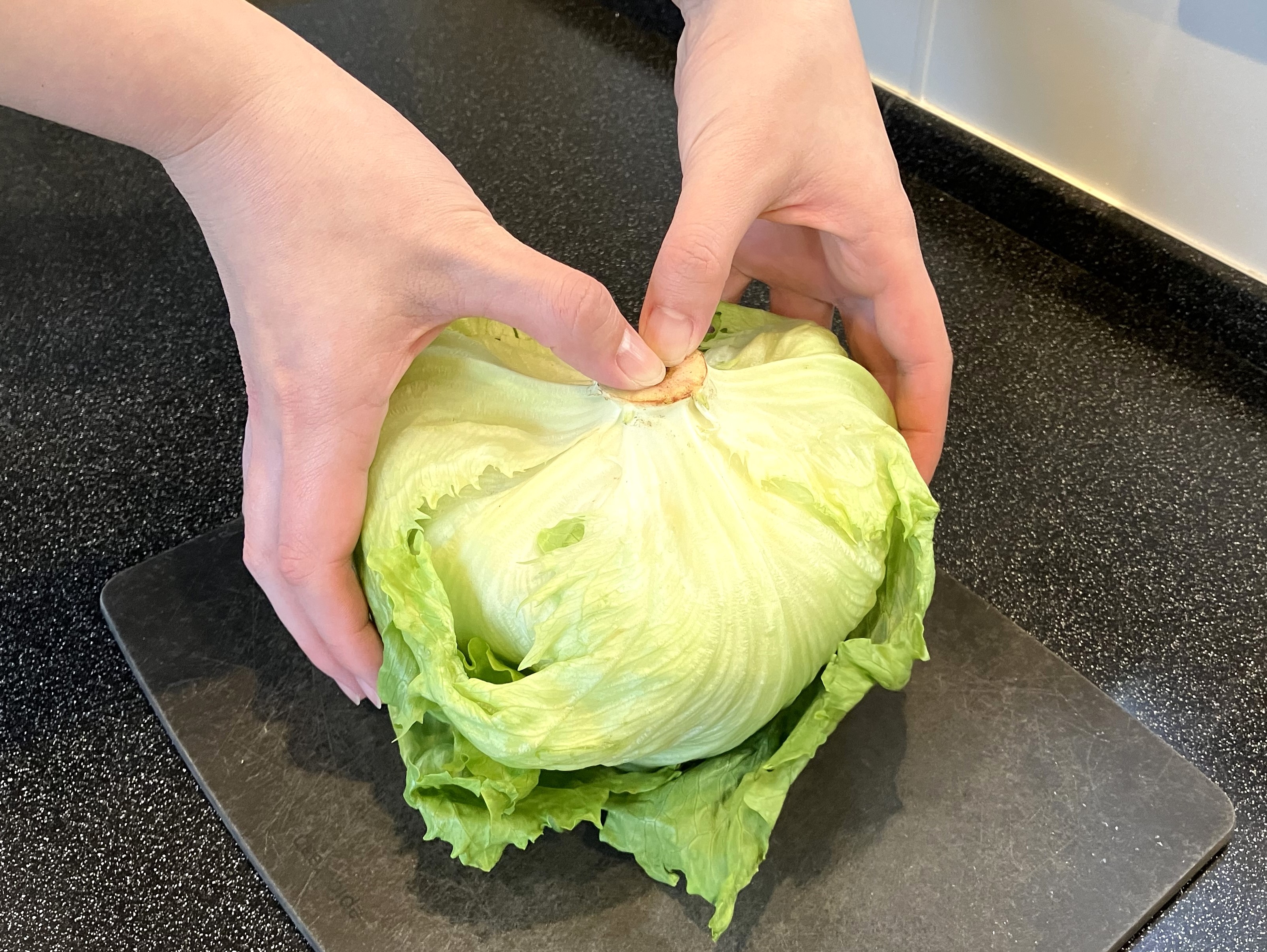 1. レタスの芯をくり抜きます