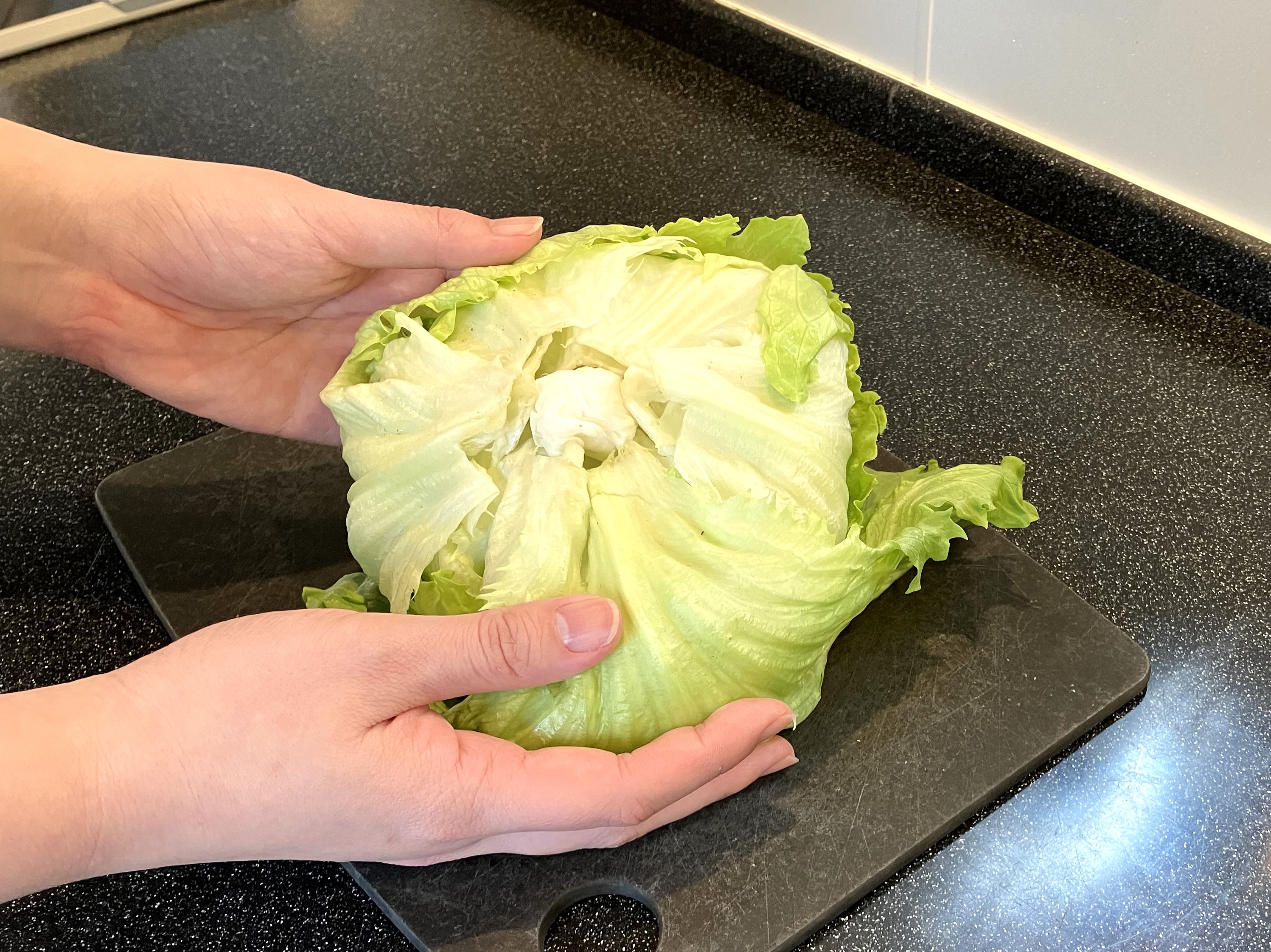 2. 軽く湿らせたキッチンペーパーを芯の部分に当てて、乾燥を防ぎます