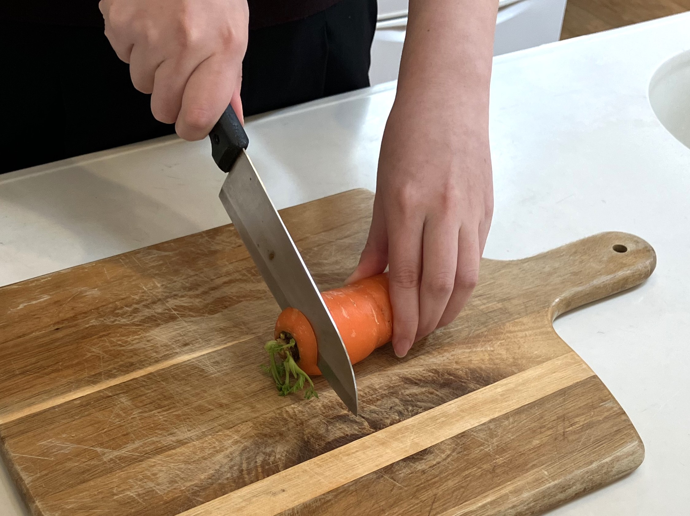 1. にんじんの葉と根の部分を切り離す