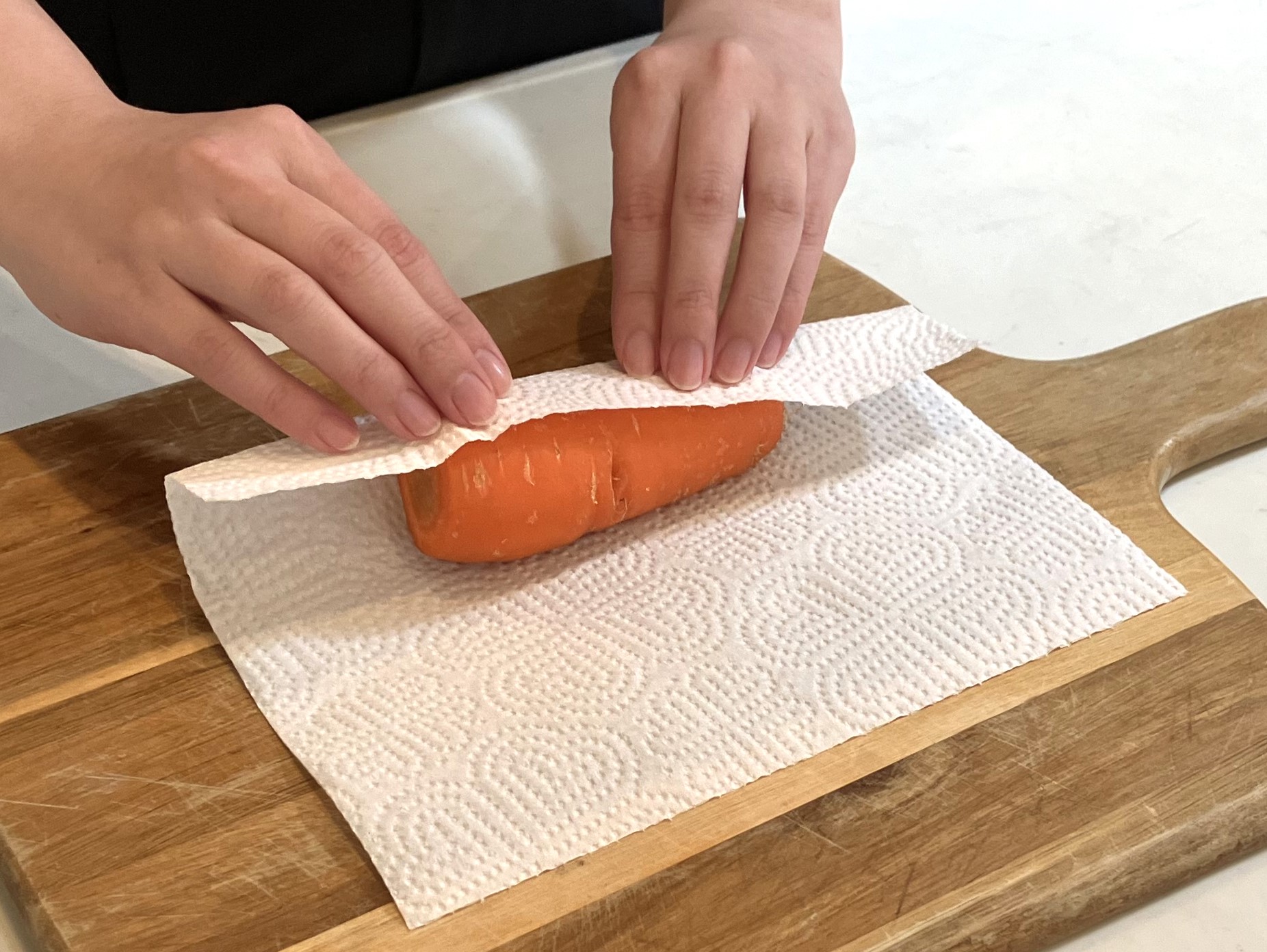 2. 乾いたキッチンペーパーで、根の部分を包む