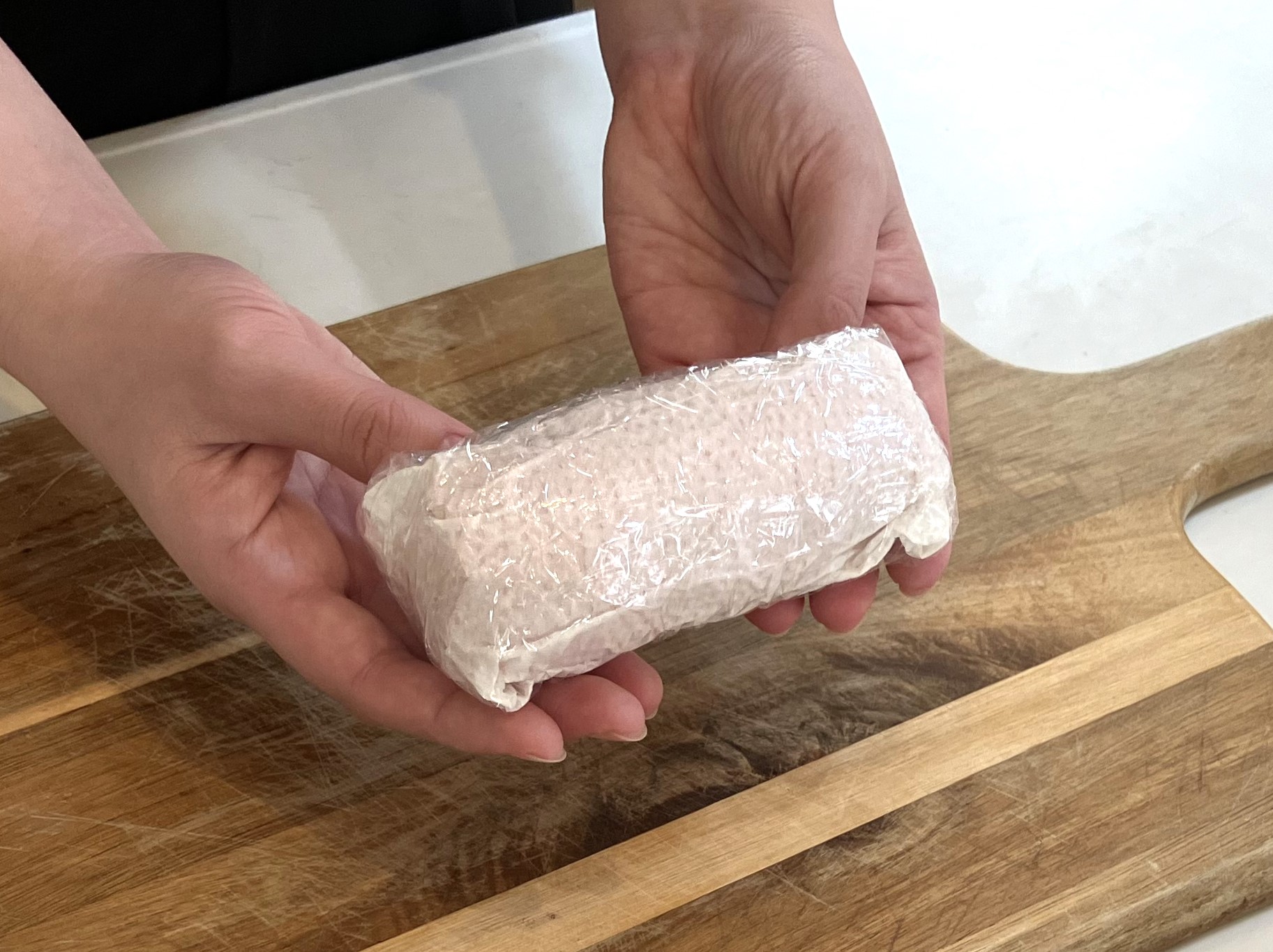 3. キッチンペーパーの上からぴっちりラップで包んで、冷蔵庫の野菜室で保存