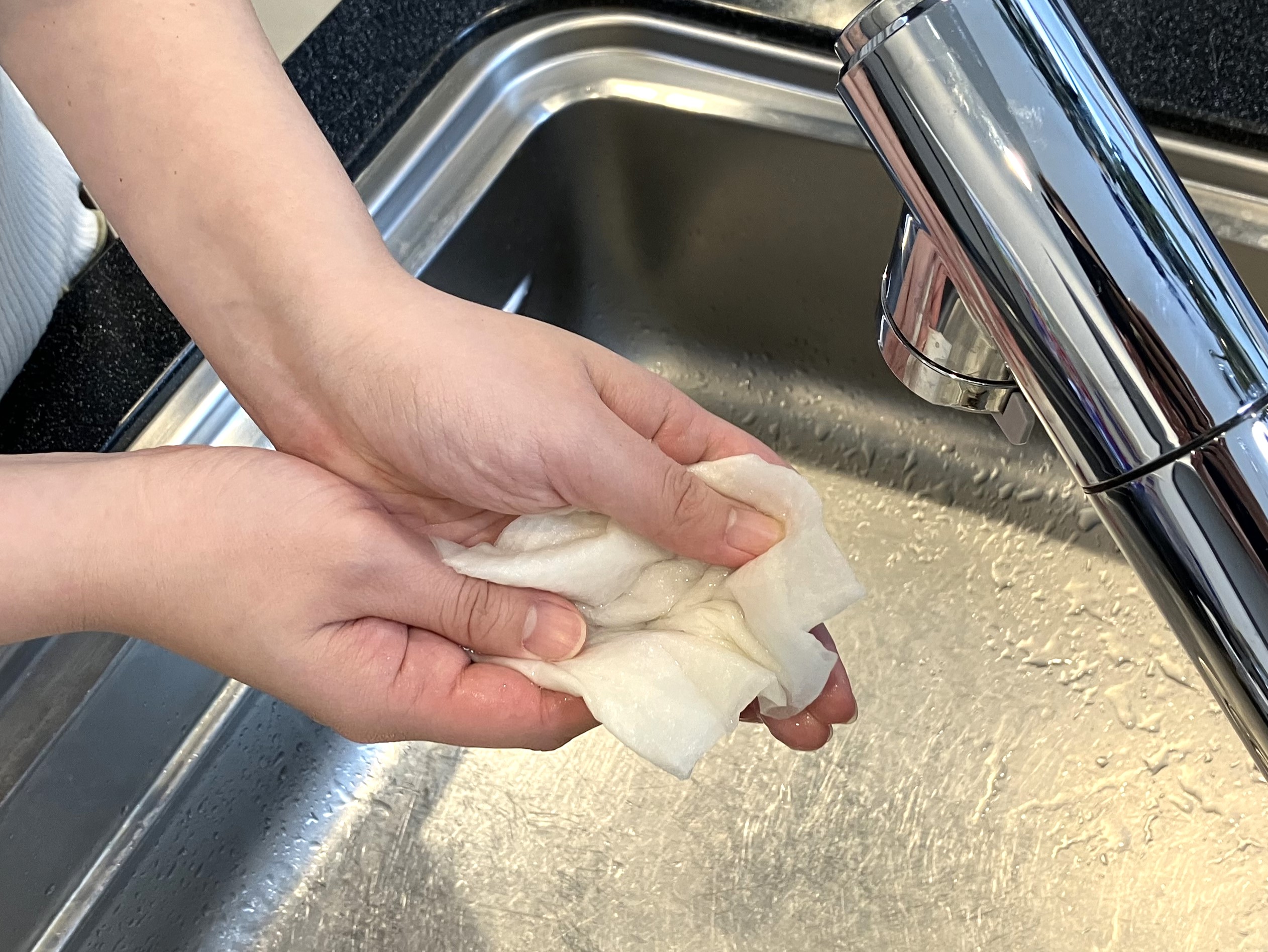 1. キッチンペーパーをぬらしすぎない程度に湿らせ、しっかり絞る