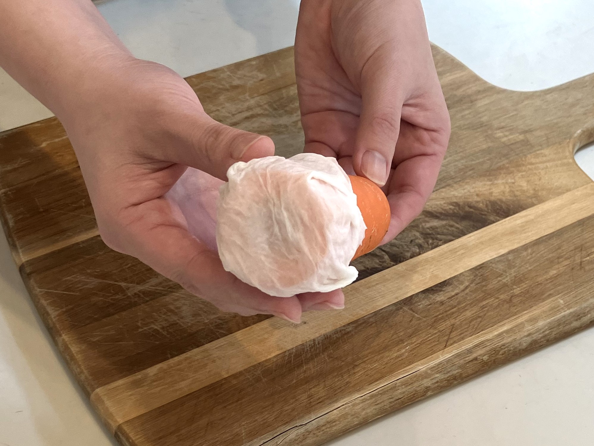 2. 湿らせたキッチンペーパーを、にんじんの切り口に当てる