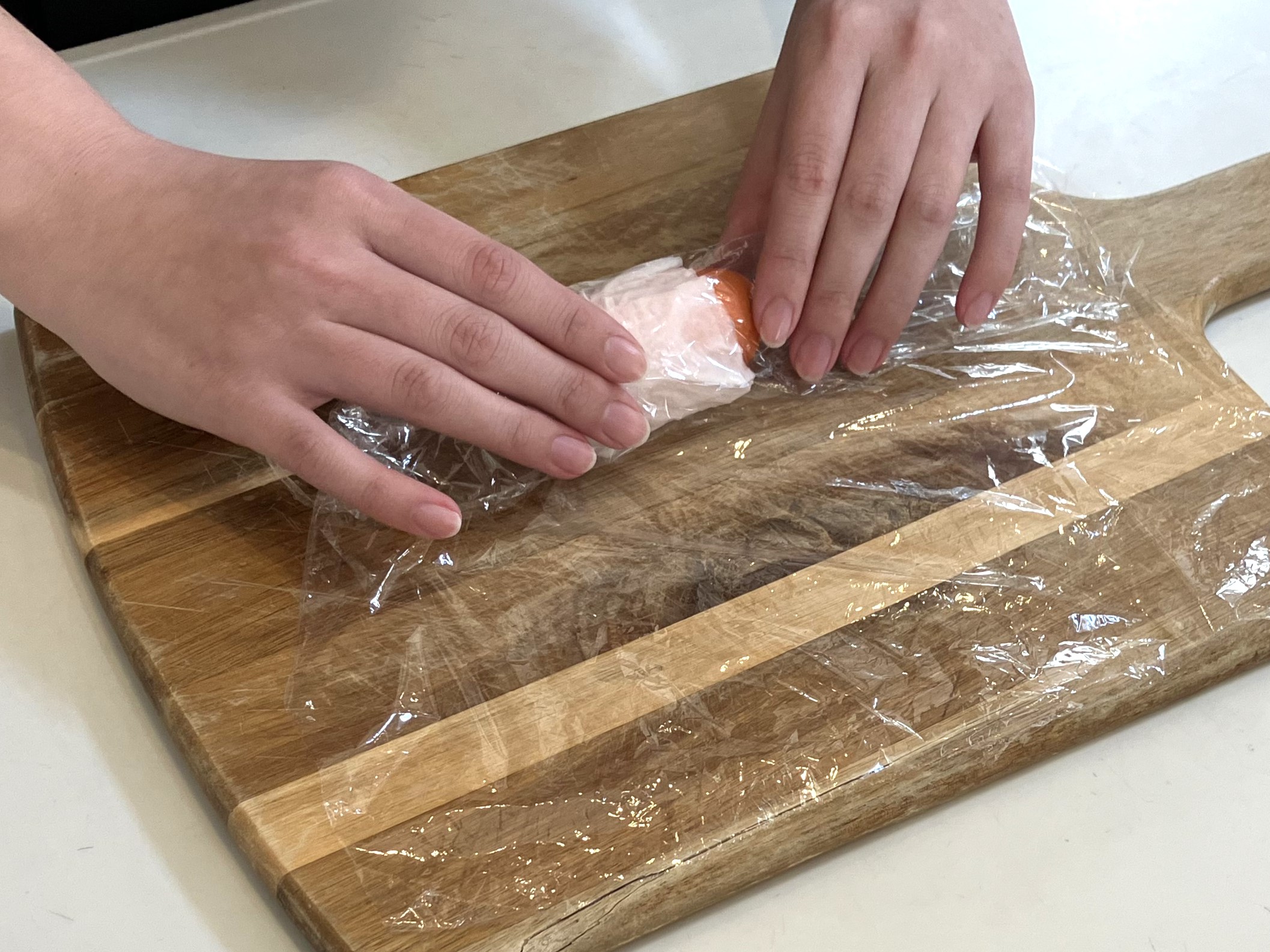 3. キッチンペーパーごと全体をラップで包み、冷蔵庫の野菜室で保存