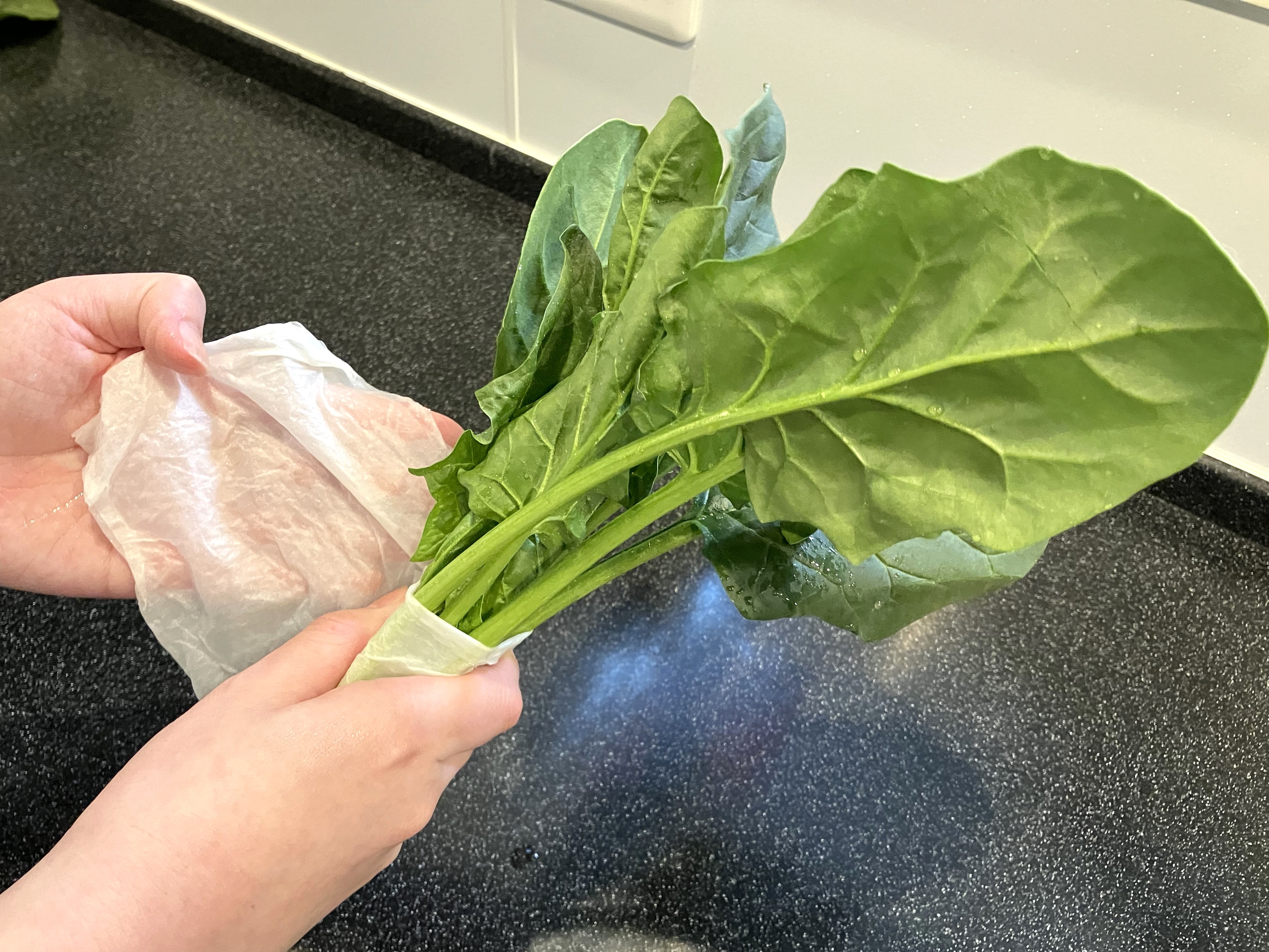 1. ほうれん草の根元を、湿らせたキッチンペーパーで包む