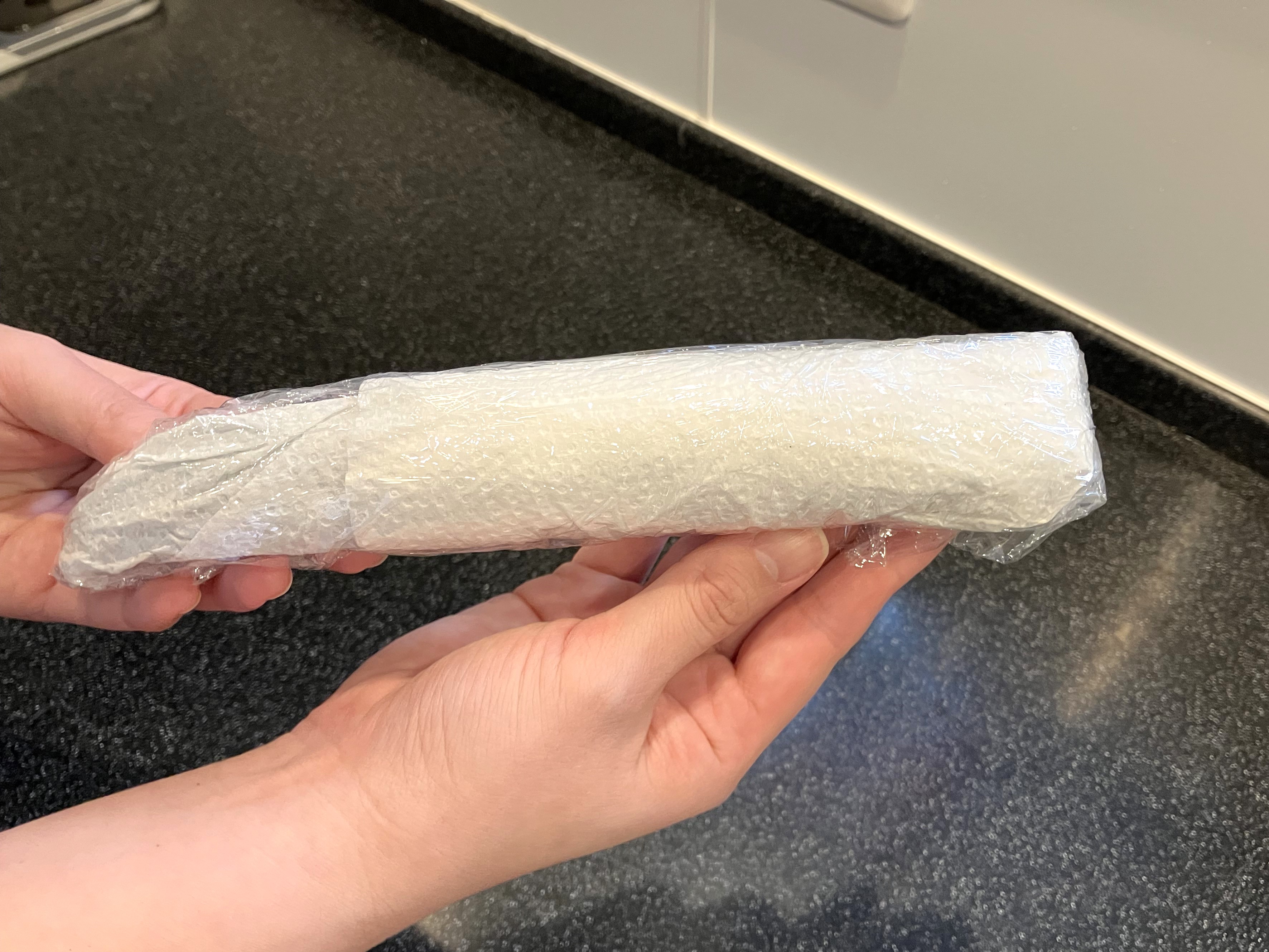 3. キッチンペーパーの上からラップで包み、冷蔵庫の野菜室で保存