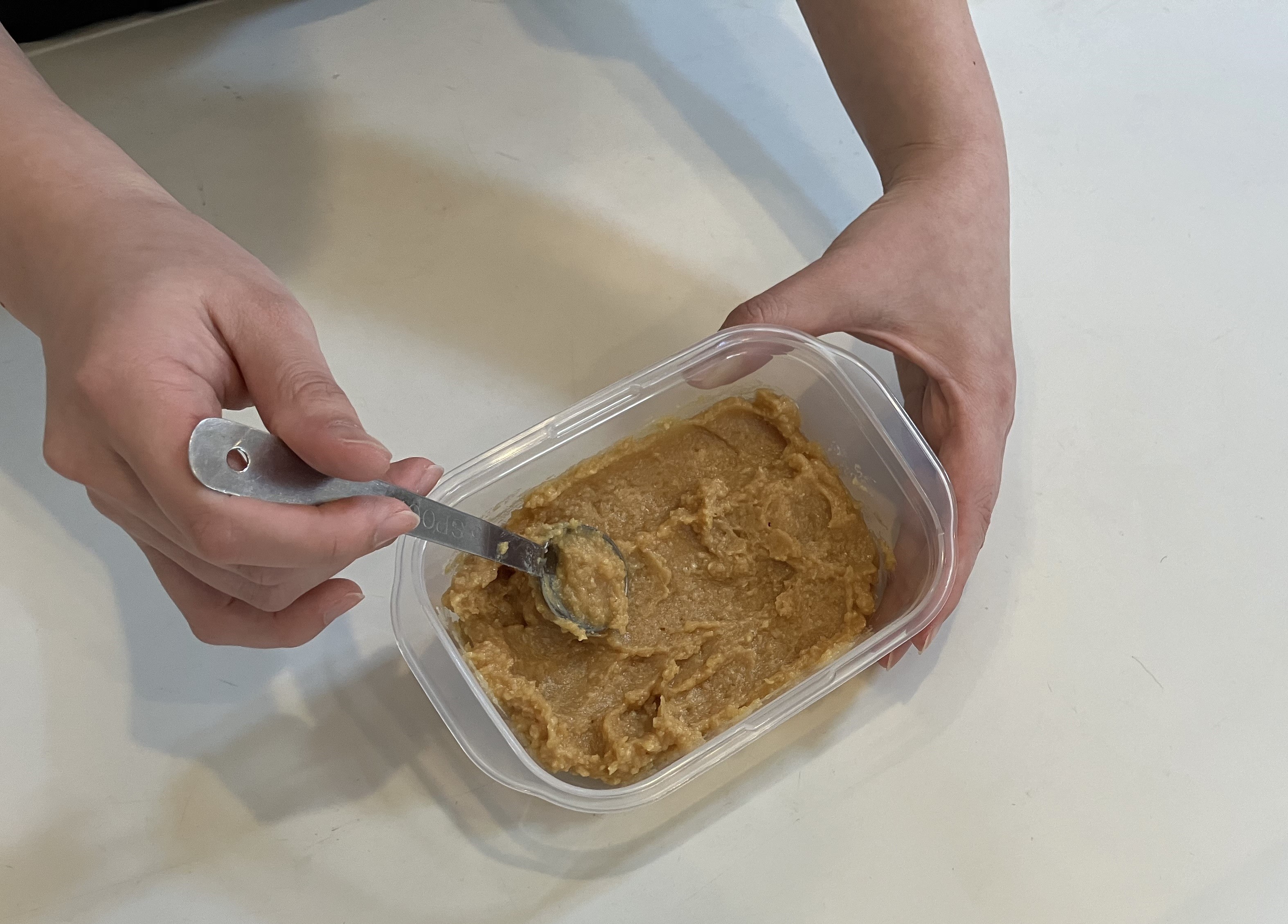 2. 敷いた味噌床に、卵黄が入る程度のくぼみを5cm程度の間隔でいくつか作りましょう