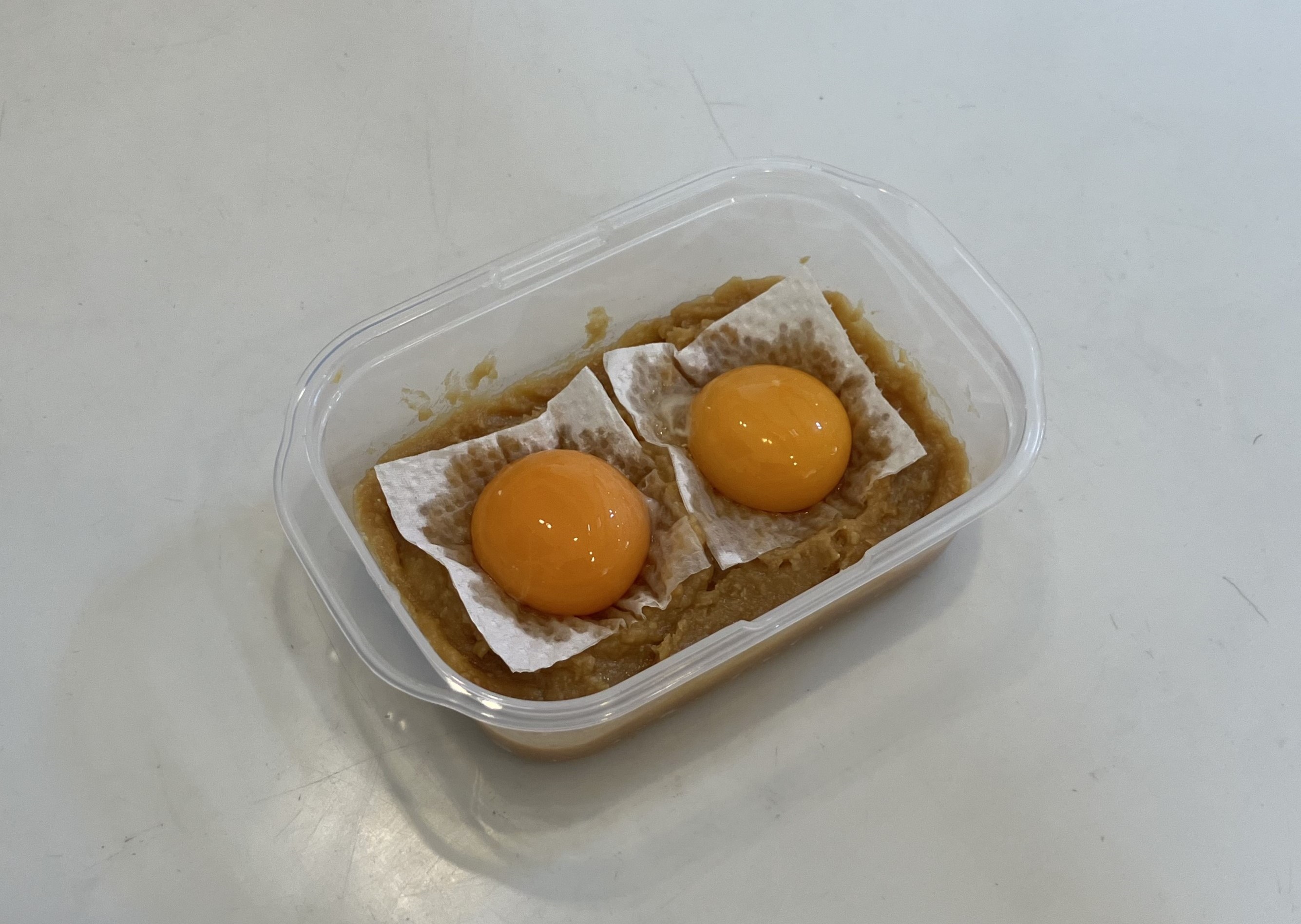 4. くぼみ1つにつき卵の黄身を1つずつ乗せてください