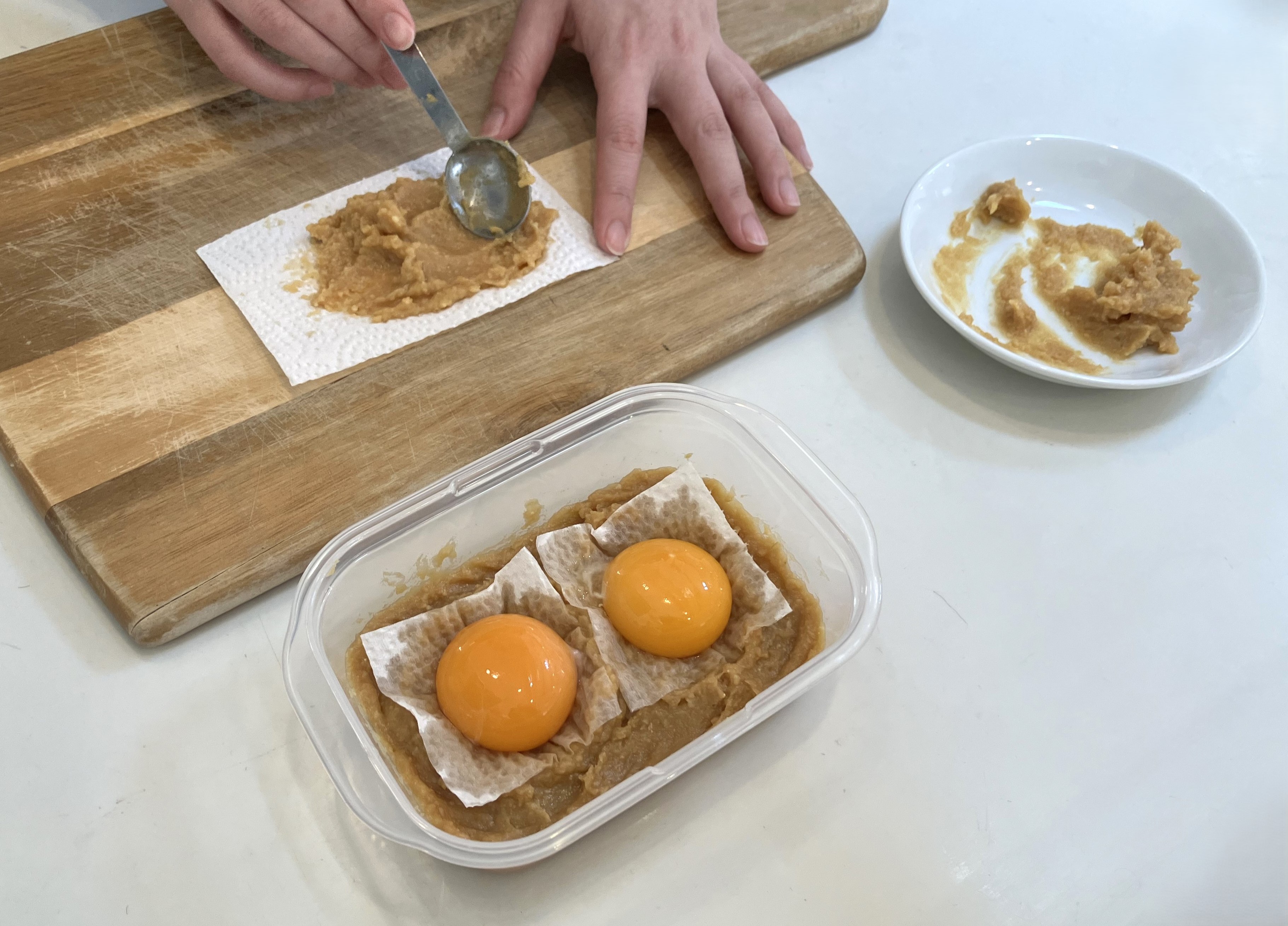 5. カットしていないキッチンペーパーに、1センチくらいの厚みで味噌を塗ります