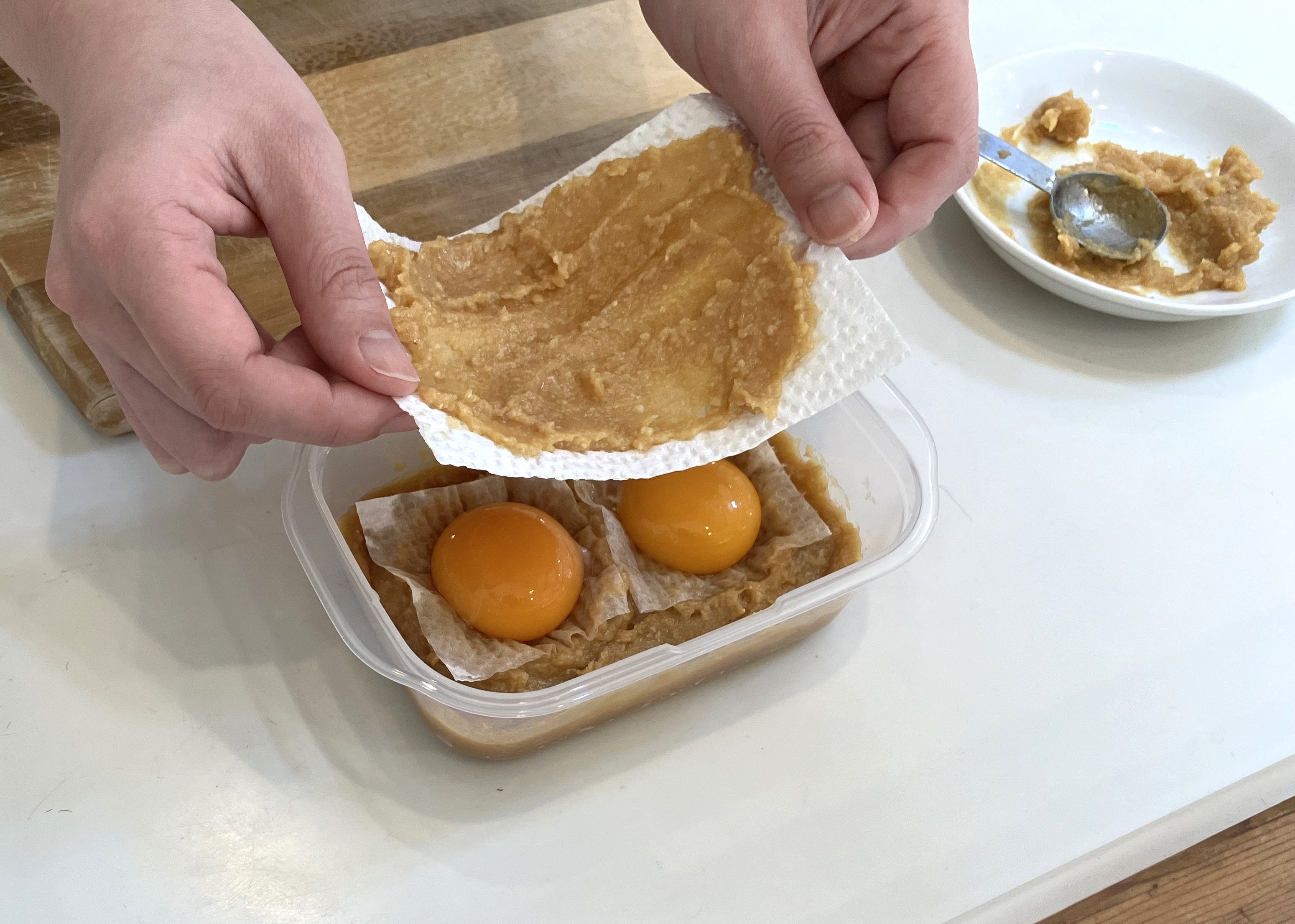 6. 味噌を塗ったキッチンペーパーを、卵黄の上に乗せます。卵黄を押しつぶさないよう、そっと静かに乗せましょう