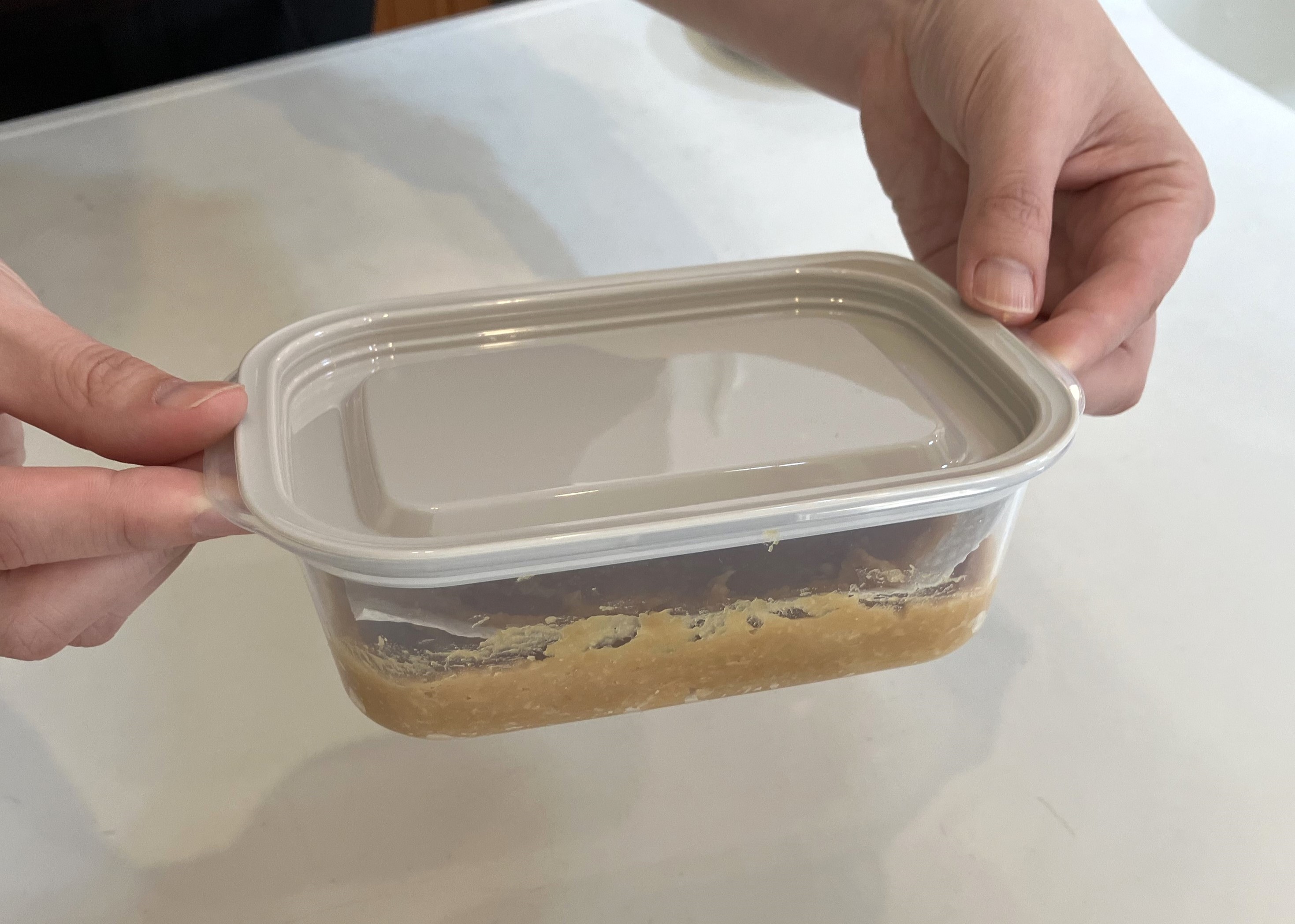 7. 密閉容器の蓋を閉めて冷蔵庫へ入れます。お好みで1～2日置けば出来上がりです