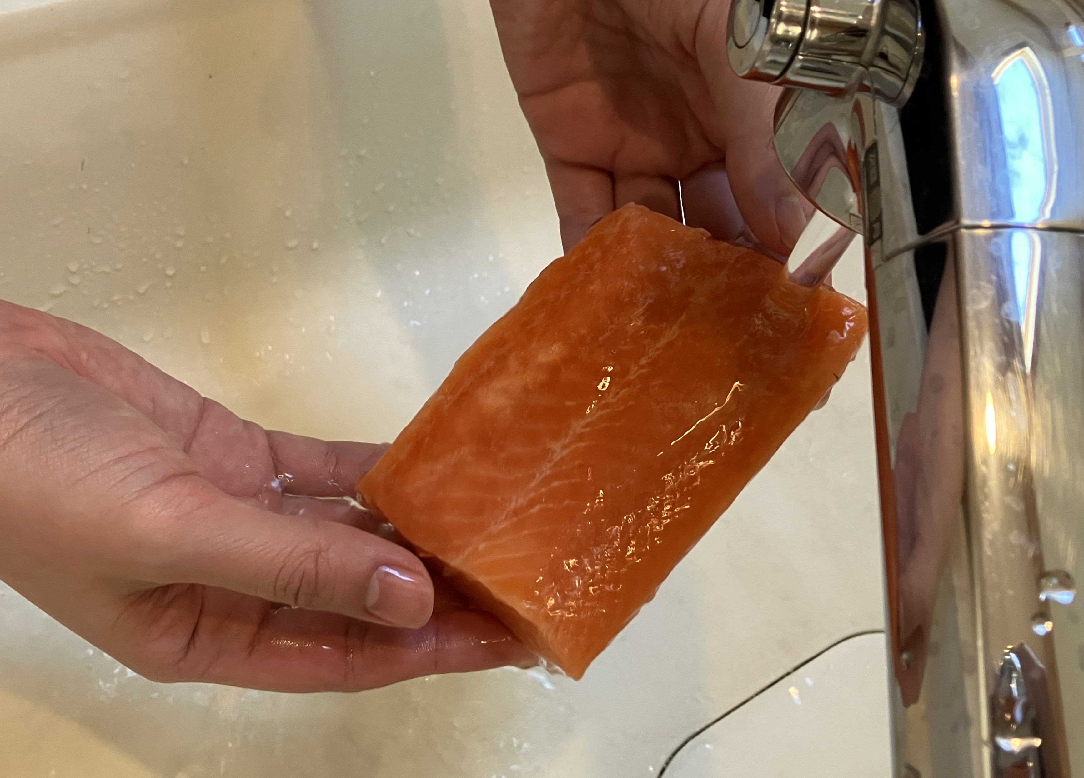 1. 冷凍のまま流水（または塩水）で表面を洗います