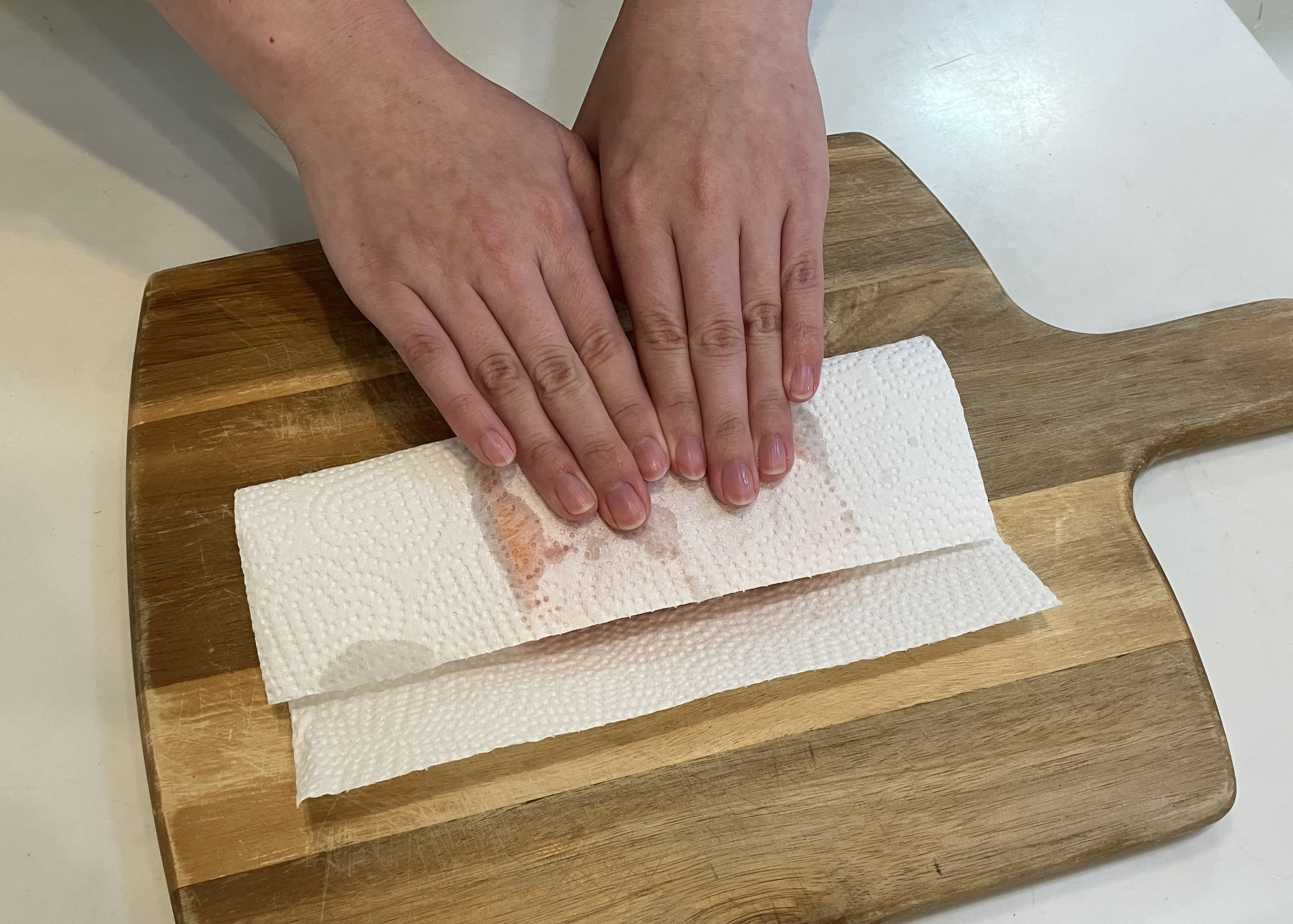 2. キッチンペーパーでサクの表面を押さえるようにして、水分をしっかり拭き取ってください