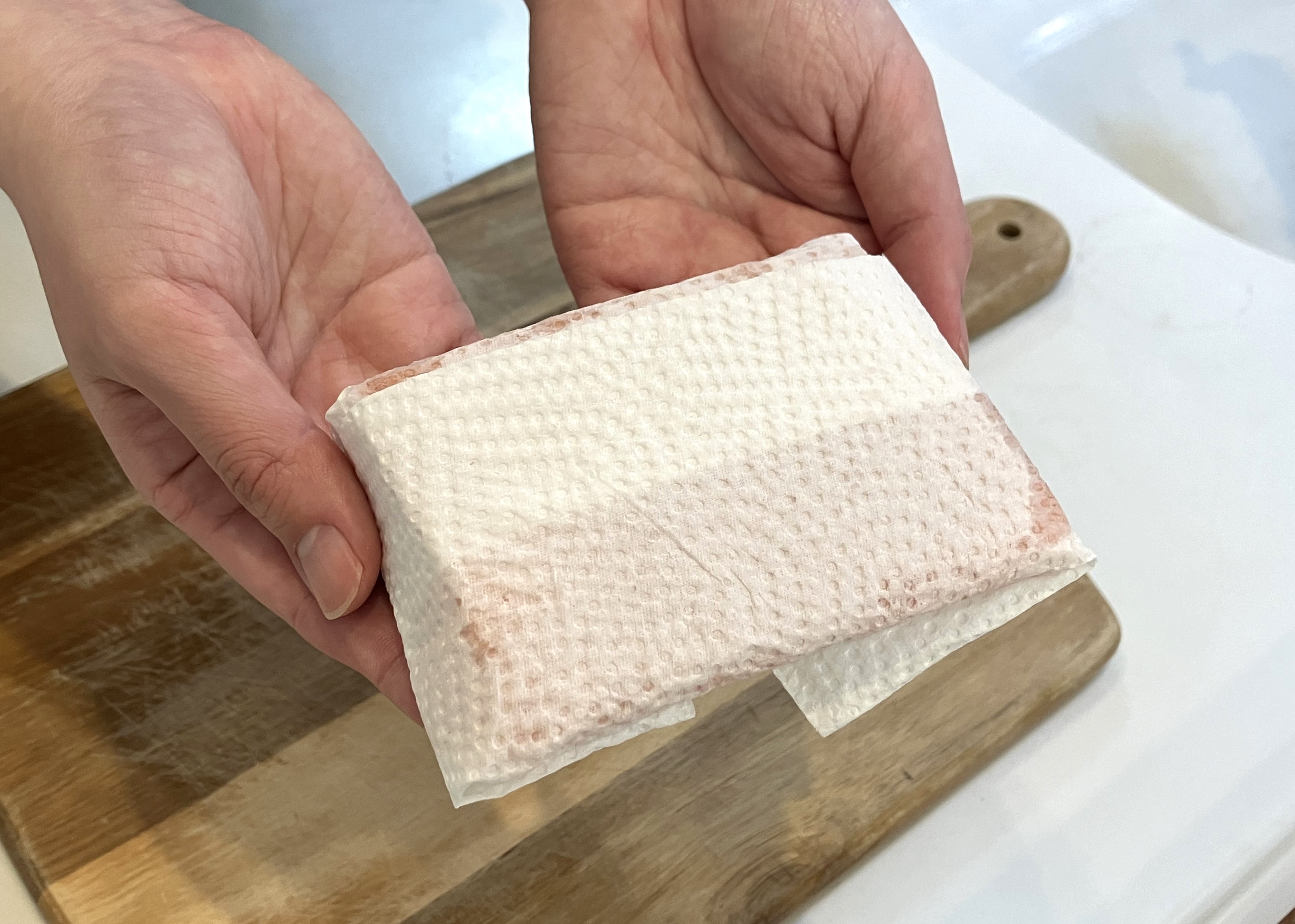 3. 新しいキッチンペーパーでサクを包みます