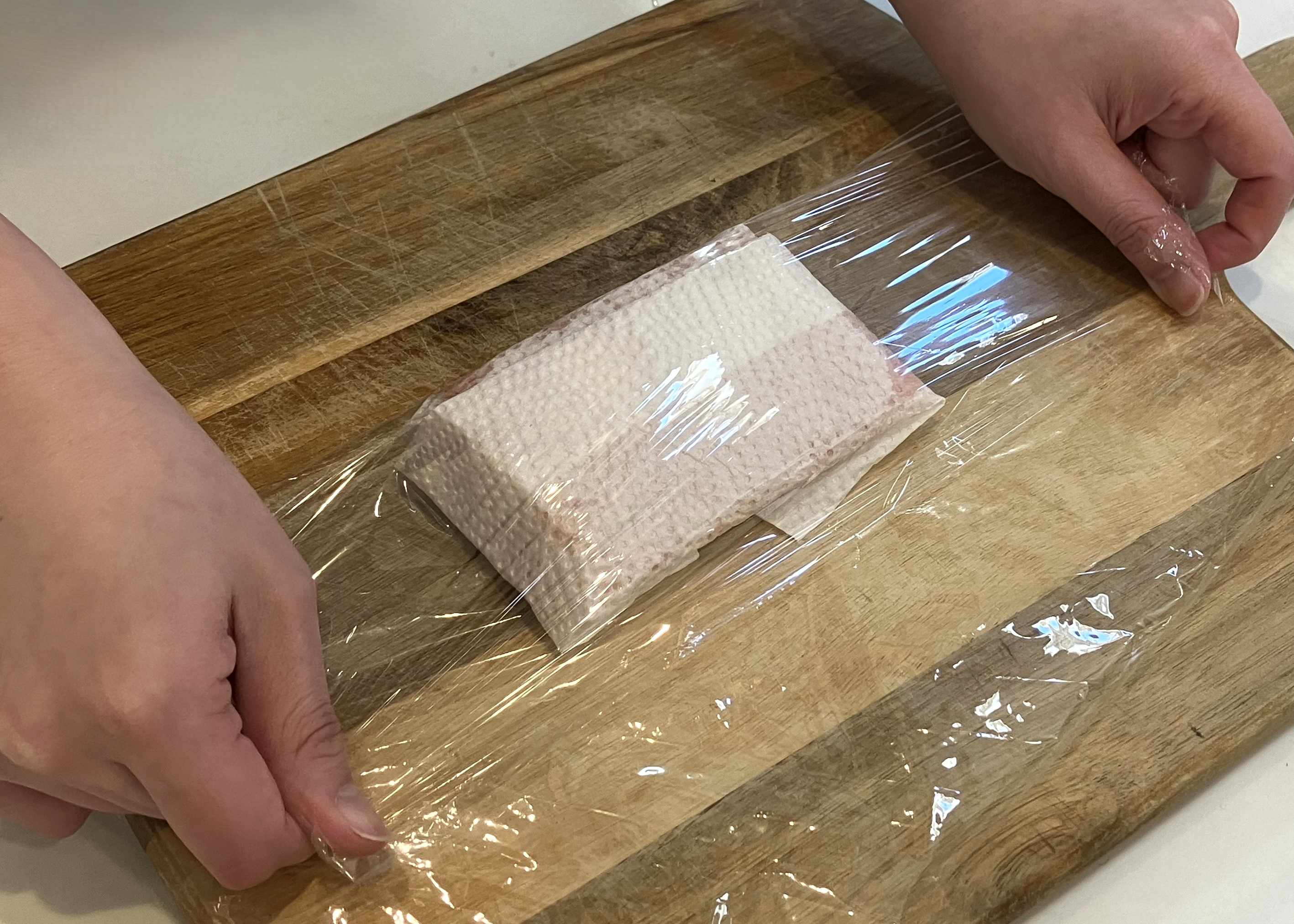 4. キッチンペーパーの上から、さらにラップでしっかり包みます