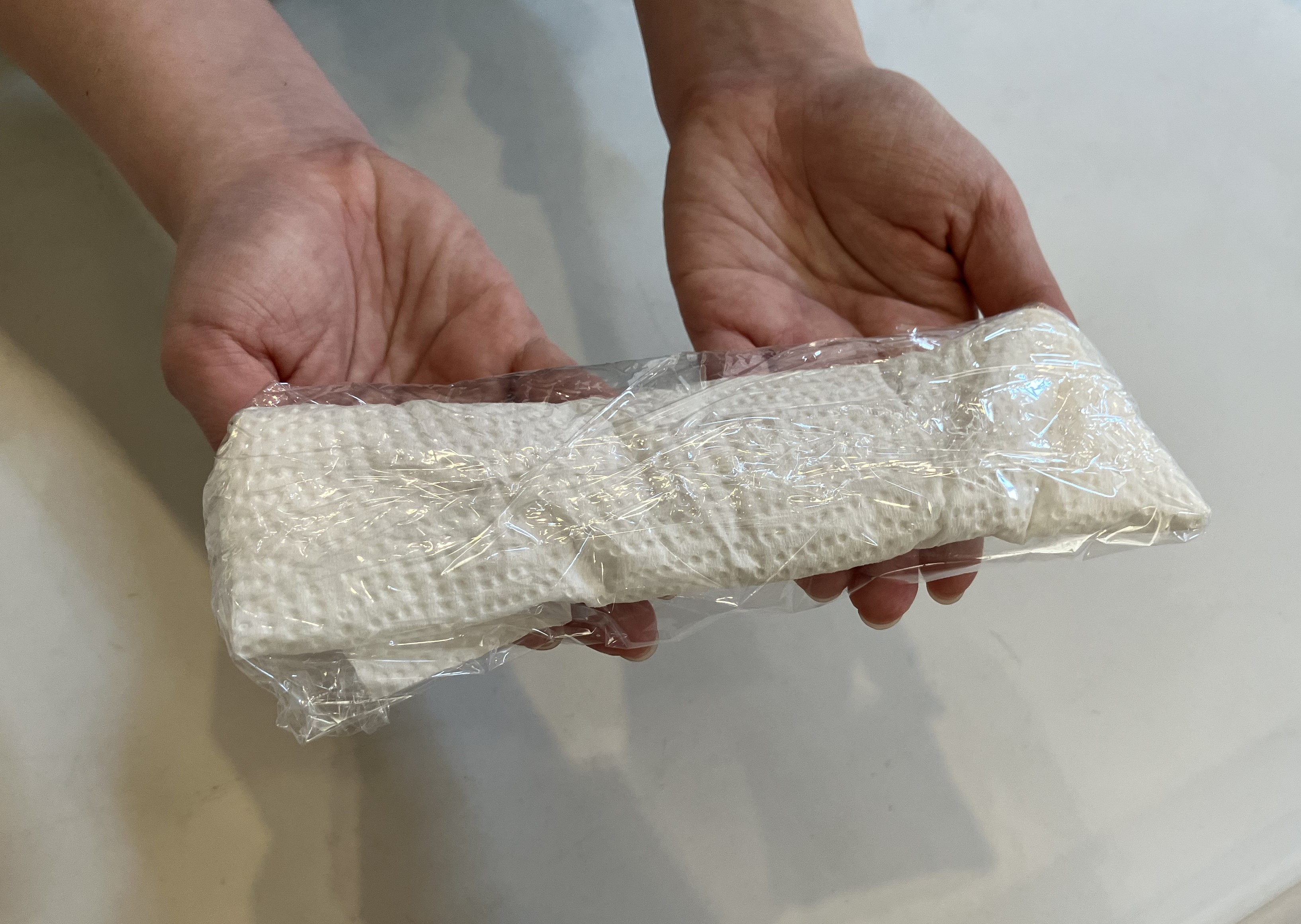 3. キッチンペーパーの上からラップでふんわり包んで、冷蔵庫へ入れてください