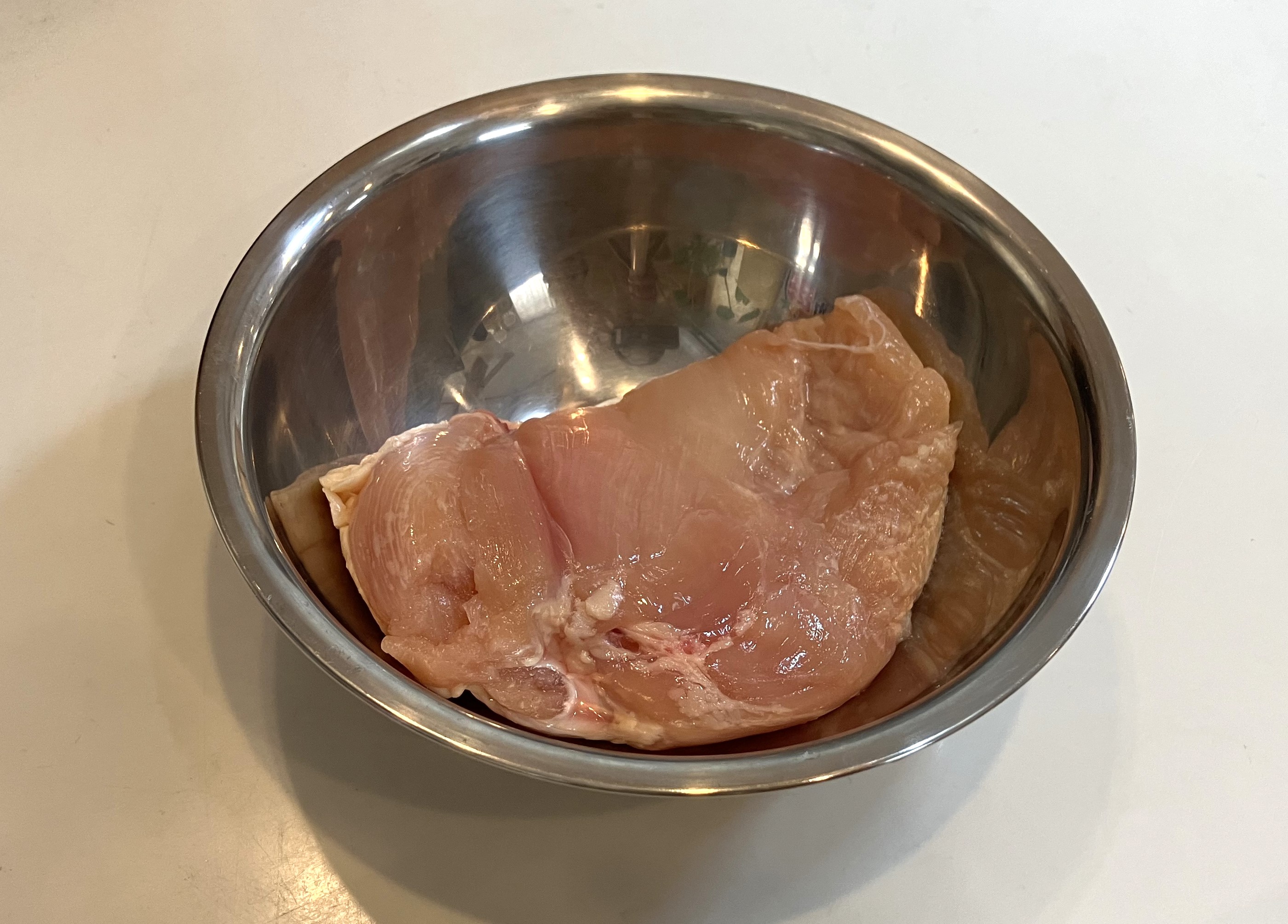 1. 鶏肉を常温に戻します。冷蔵庫から出して10〜15分ほど置いておきましょう