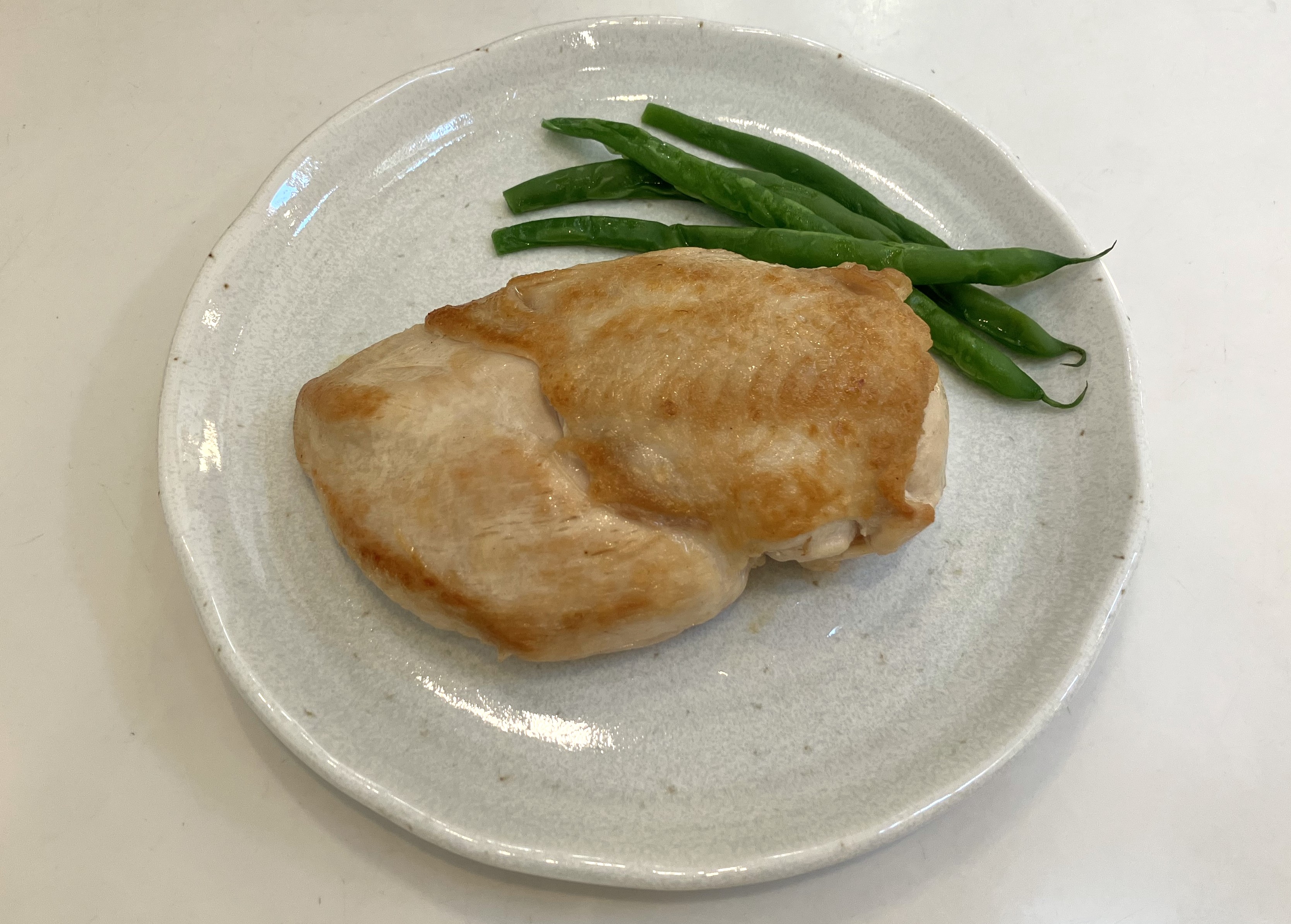 7. 火が通って表面がパリッとしたら、お皿に盛り付けて出来上がりです