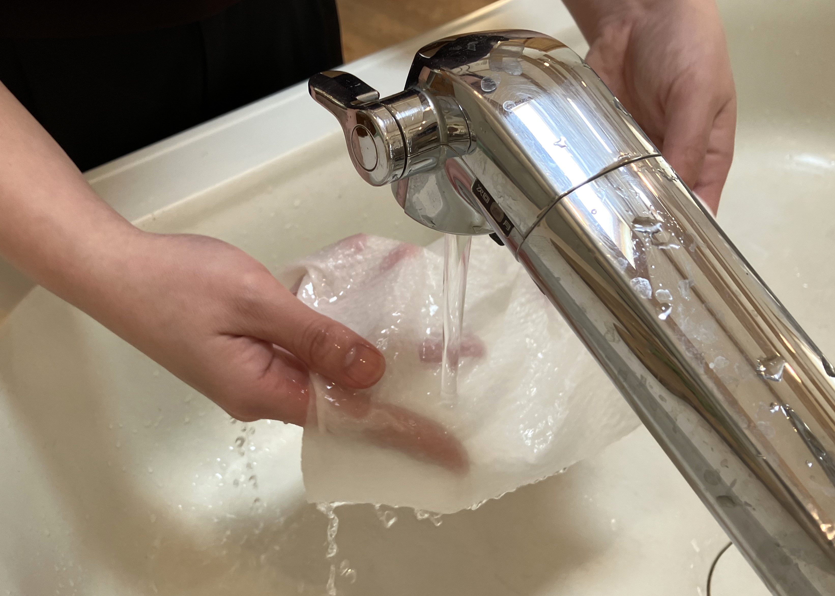 1. キッチンペーパーを水で濡らして絞ります