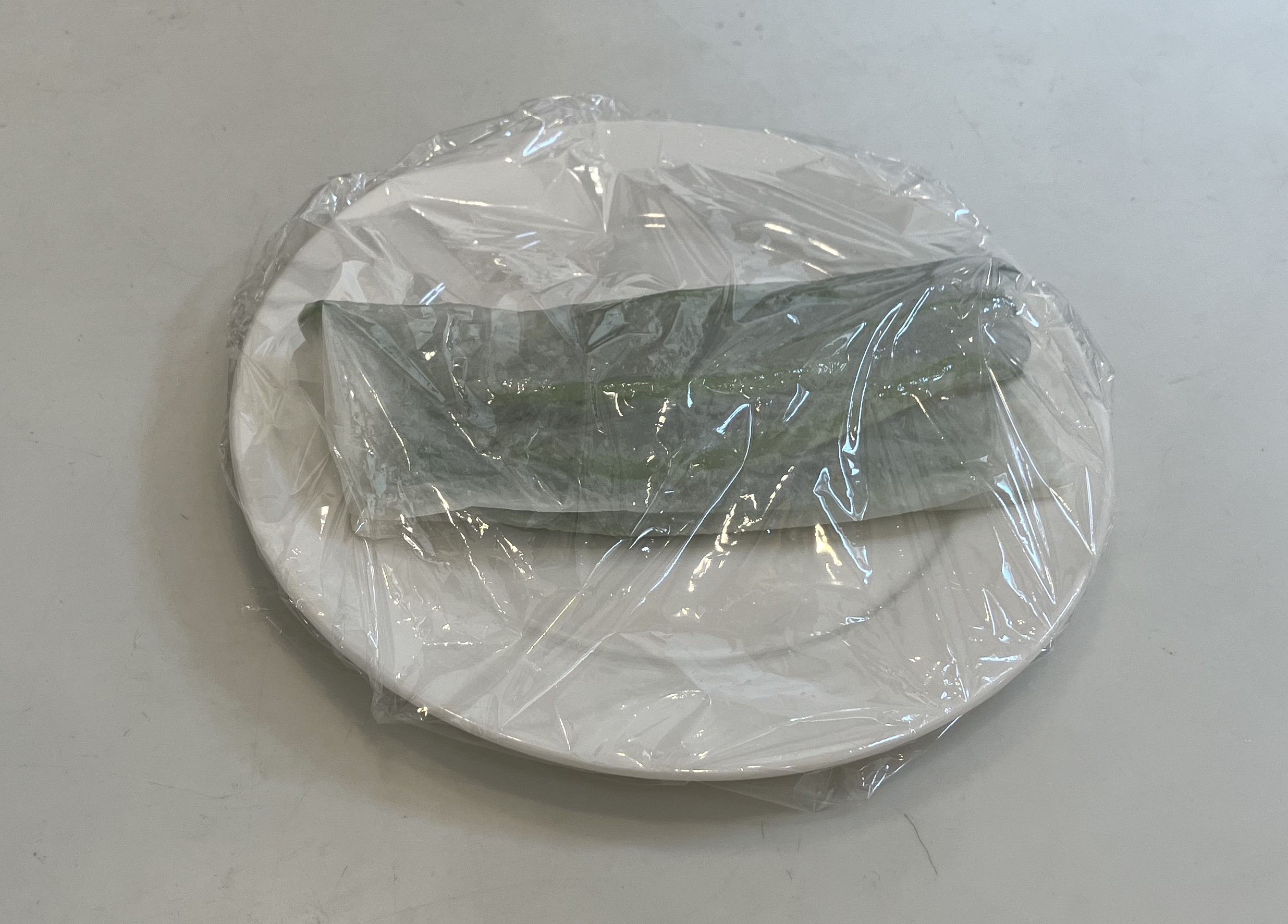 3. 包んだいんげんを耐熱皿に置いてラップをふんわりとかけます