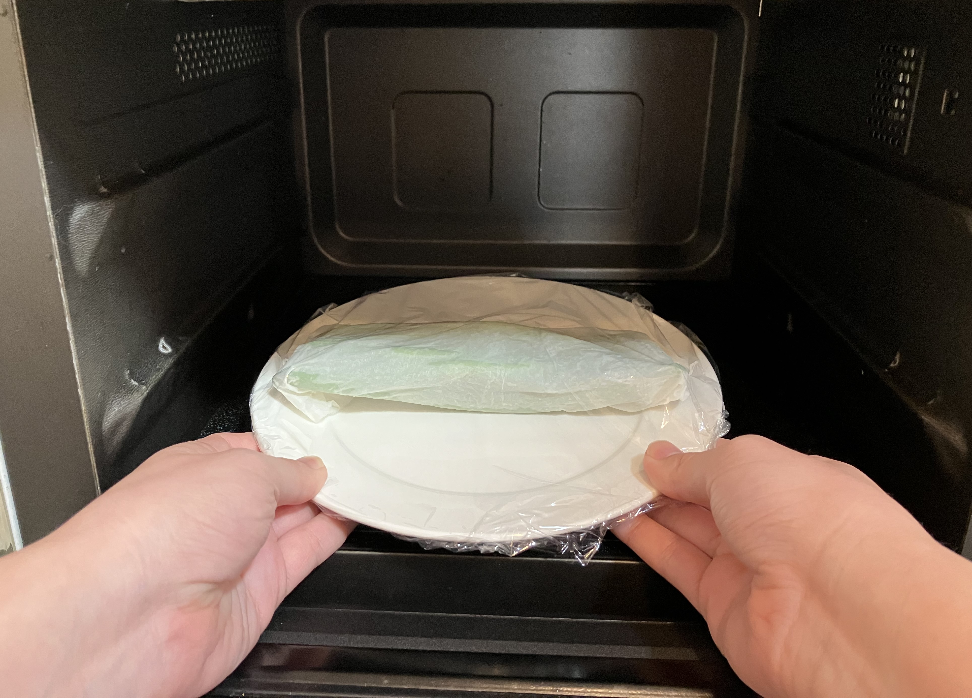 4. 電子レンジに入れ、600Wで1分半～2分程度加熱しましょう