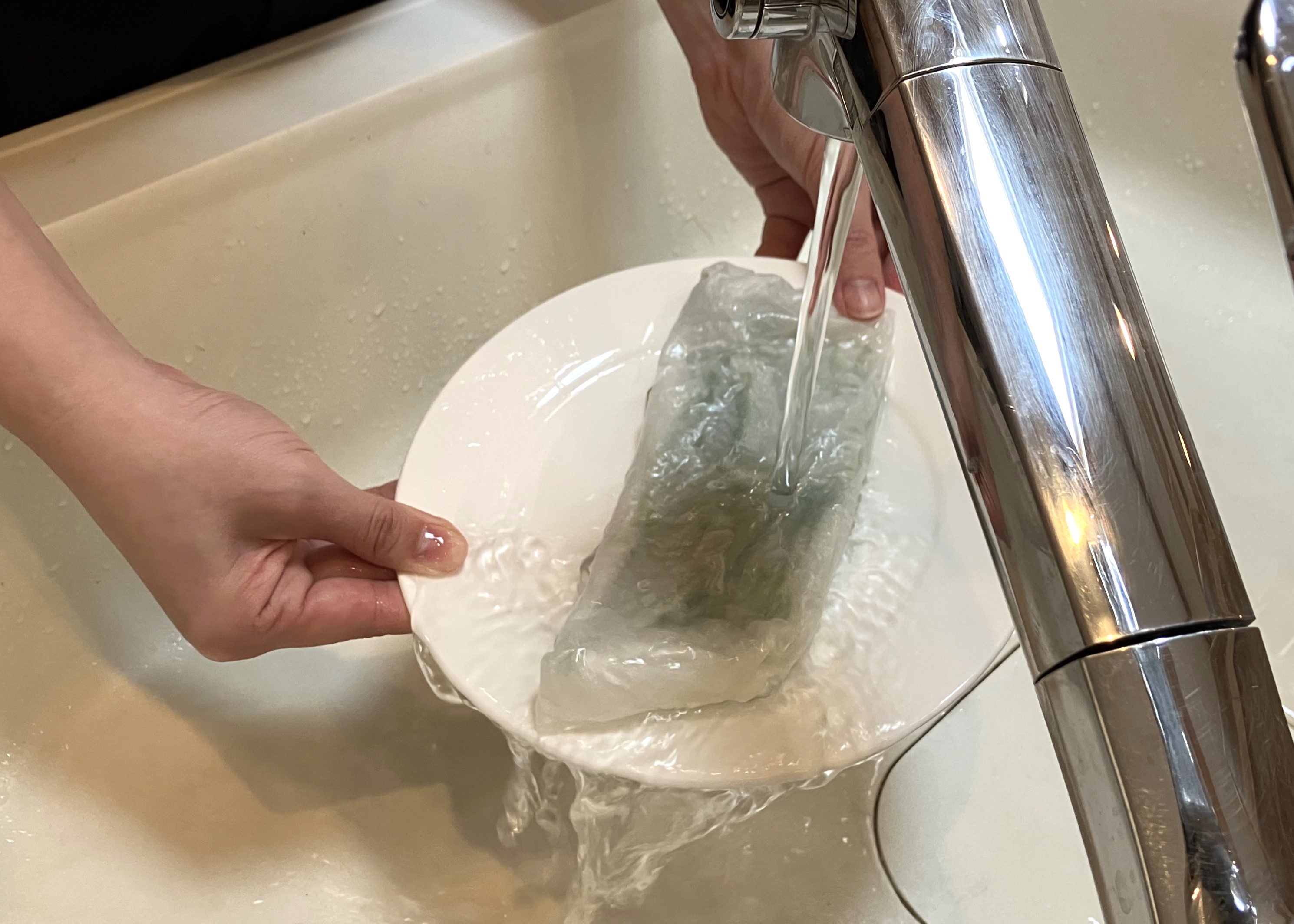 5. 電子レンジでの加熱が終わったら、ラップを外した状態でペーパーごと冷水に漬け、余熱を抜きます