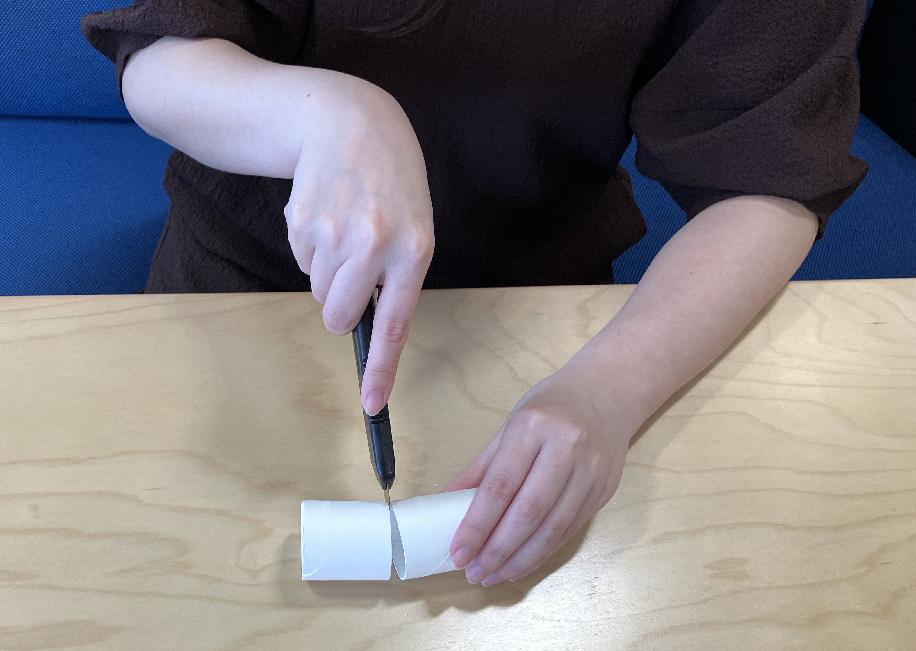 2. トイレットペーパーの芯をカットして、えんぴつやハサミを入れるのにちょうどよい長さに