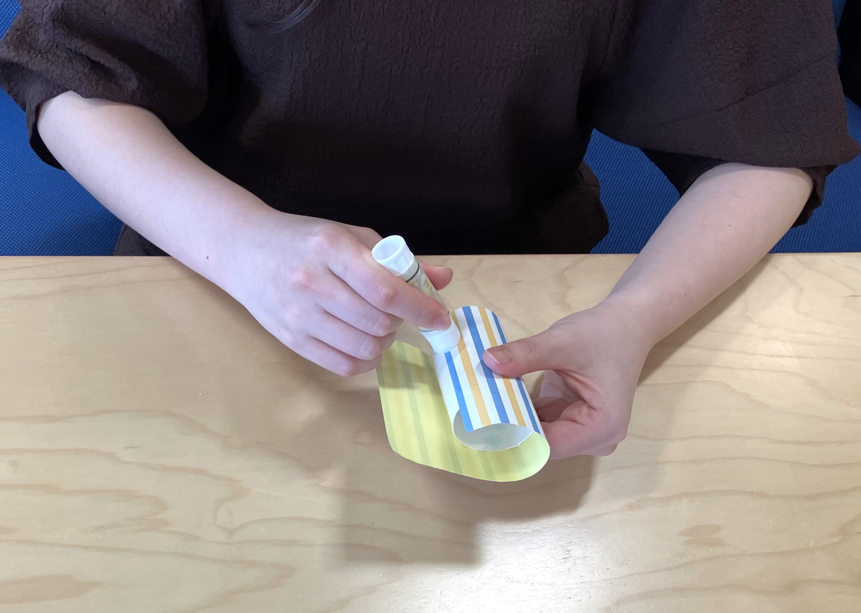 3. カットしたトイレットペーパーの芯に、折り紙を貼ったりマスキングテープを巻いたりしてデコレーションします