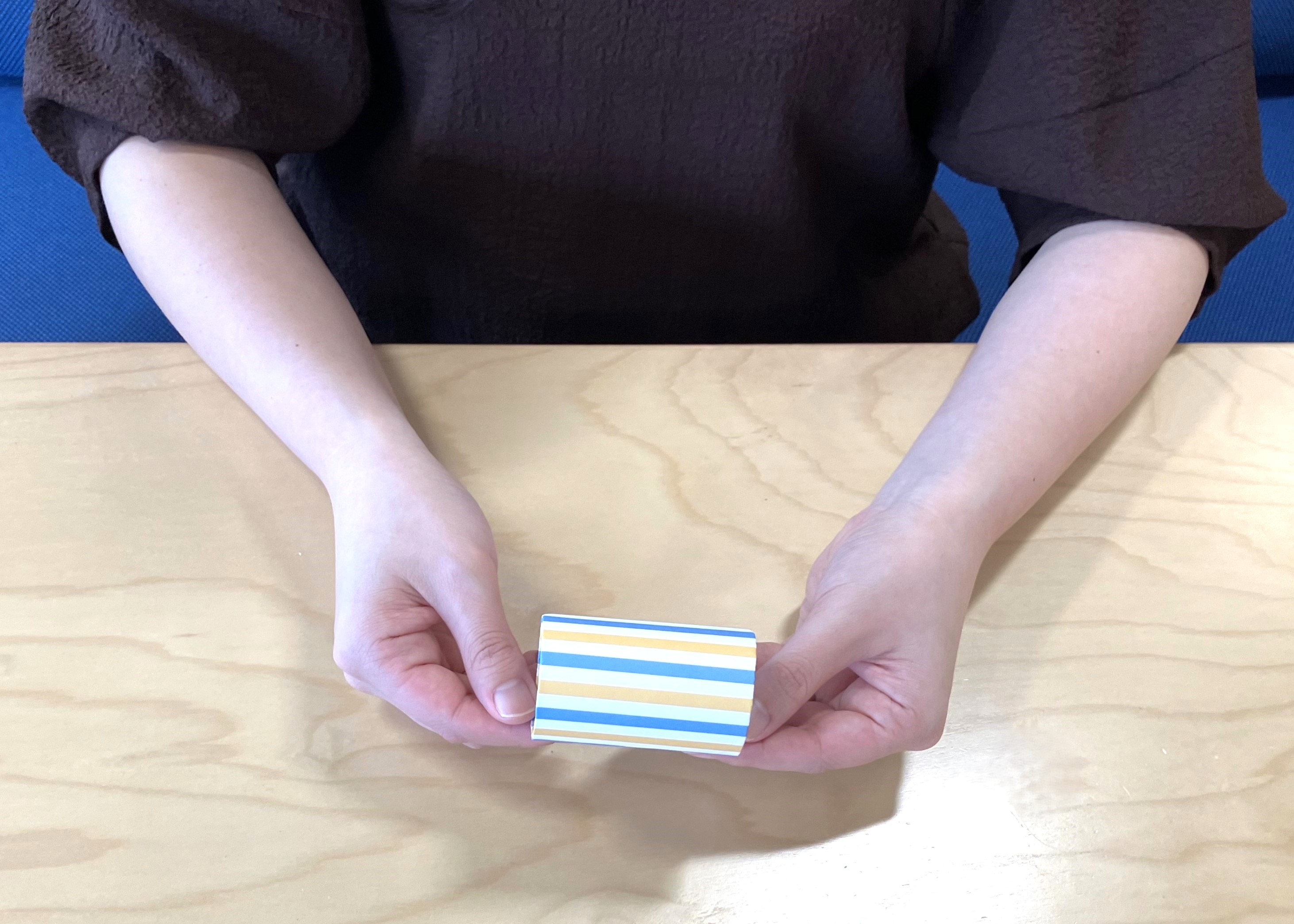 3. カットしたトイレットペーパーの芯に、折り紙を貼ったりマスキングテープを巻いたりしてデコレーションします