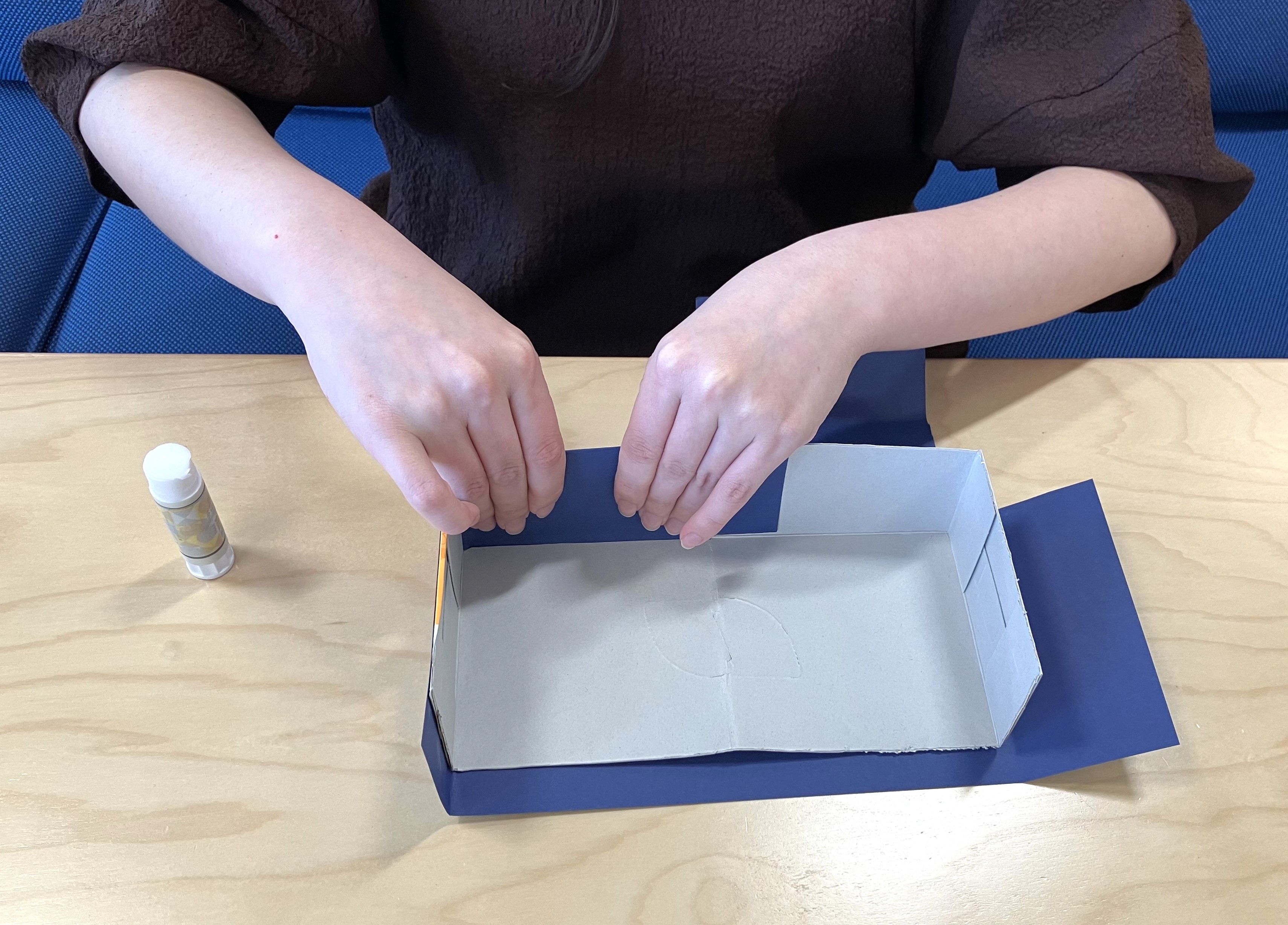 4. ティシューの箱にも好みで色画用紙や折り紙を貼ってください