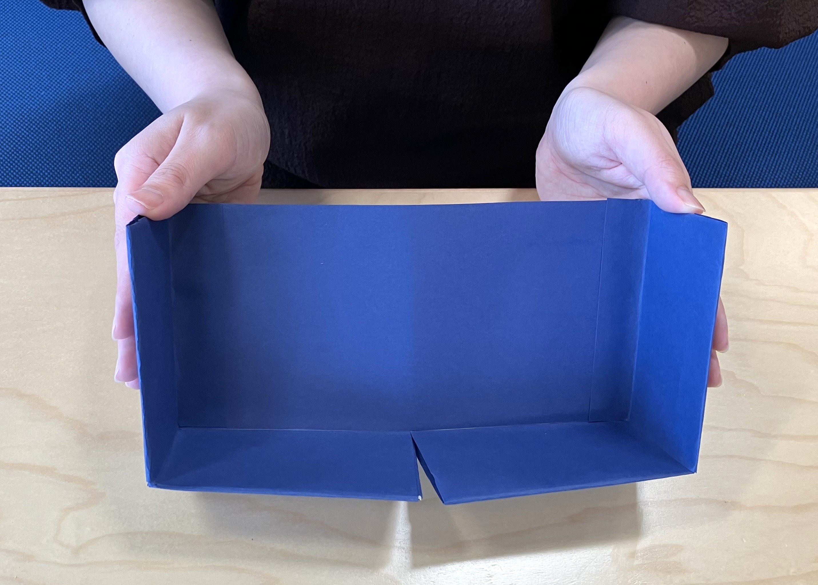 4. ティシューの箱にも好みで色画用紙や折り紙を貼ってください