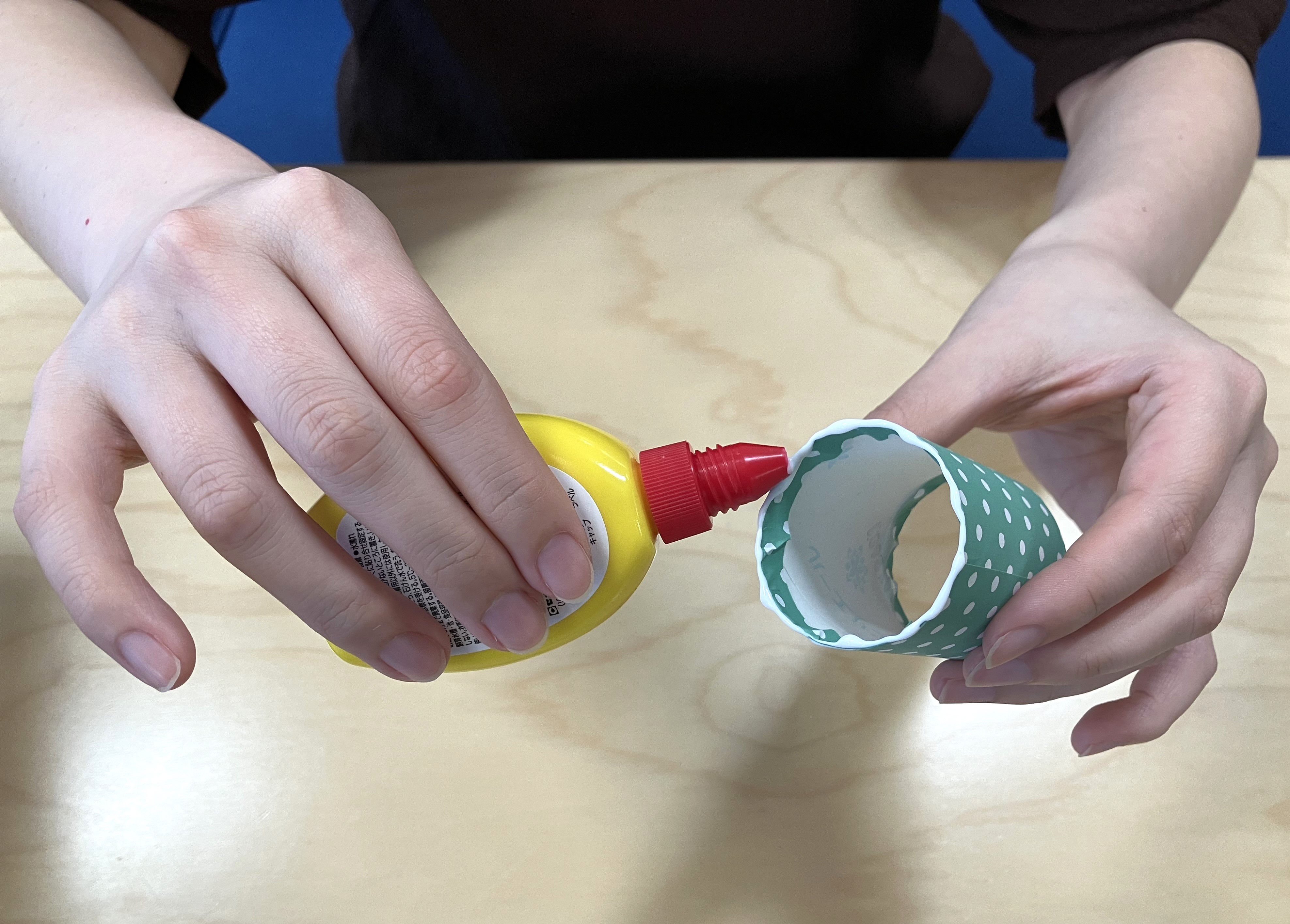 5. ティシューの箱の内側に、トイレットペーパーの芯を木工用ボンドで固定します