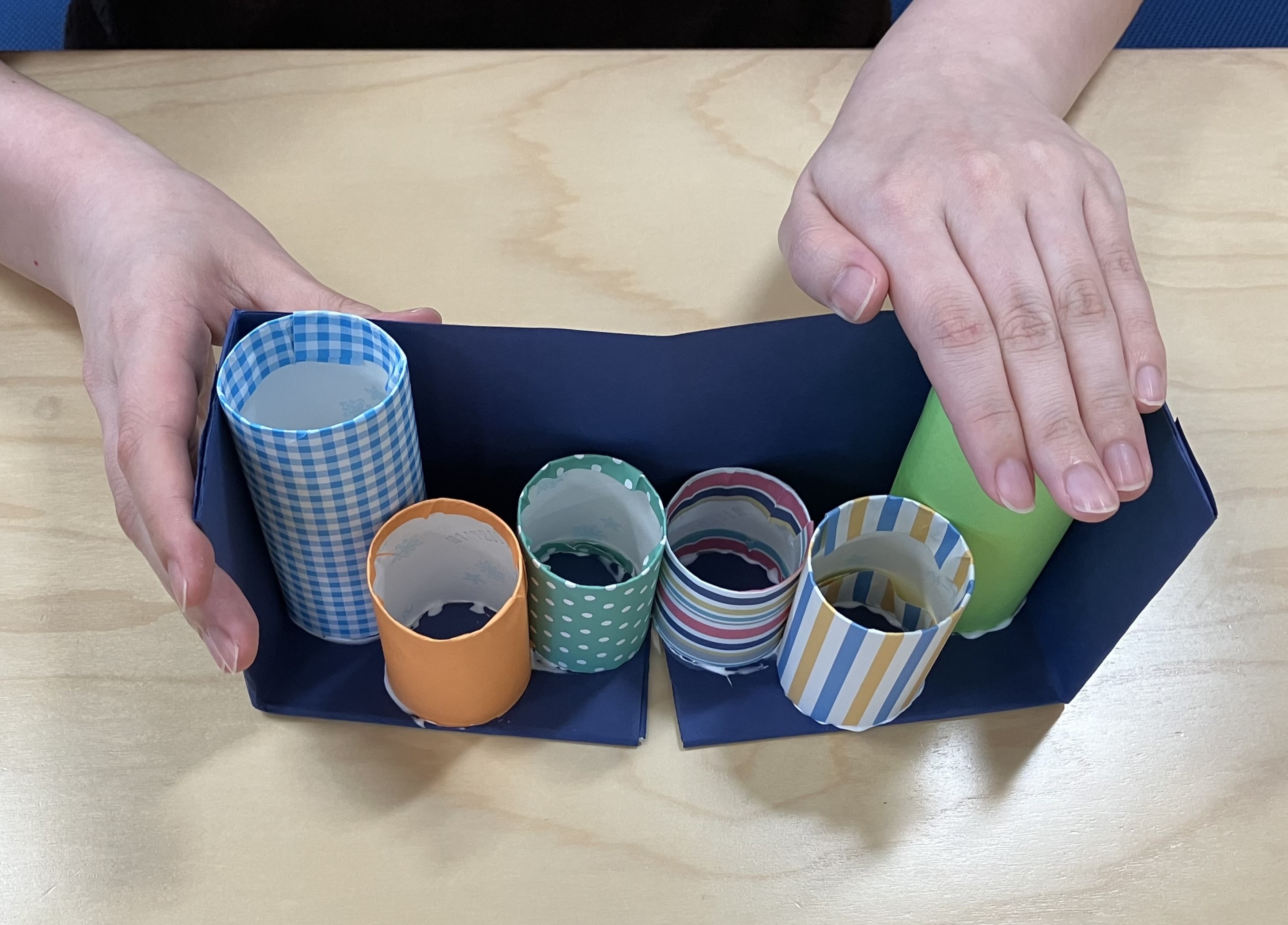 5. ティシューの箱の内側に、トイレットペーパーの芯を木工用ボンドで固定します