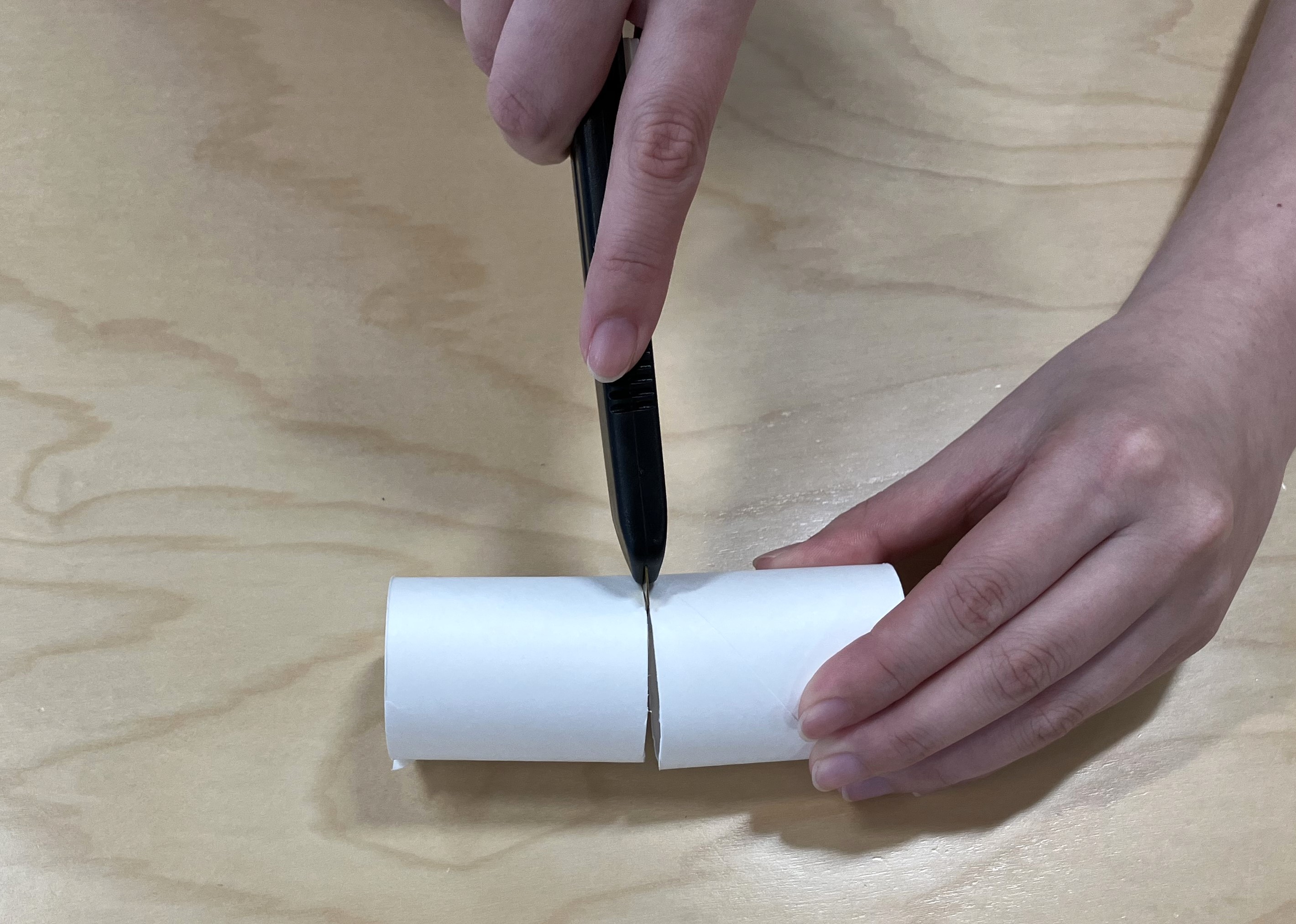 1. トイレットペーパーの芯を半分の長さに切ります。