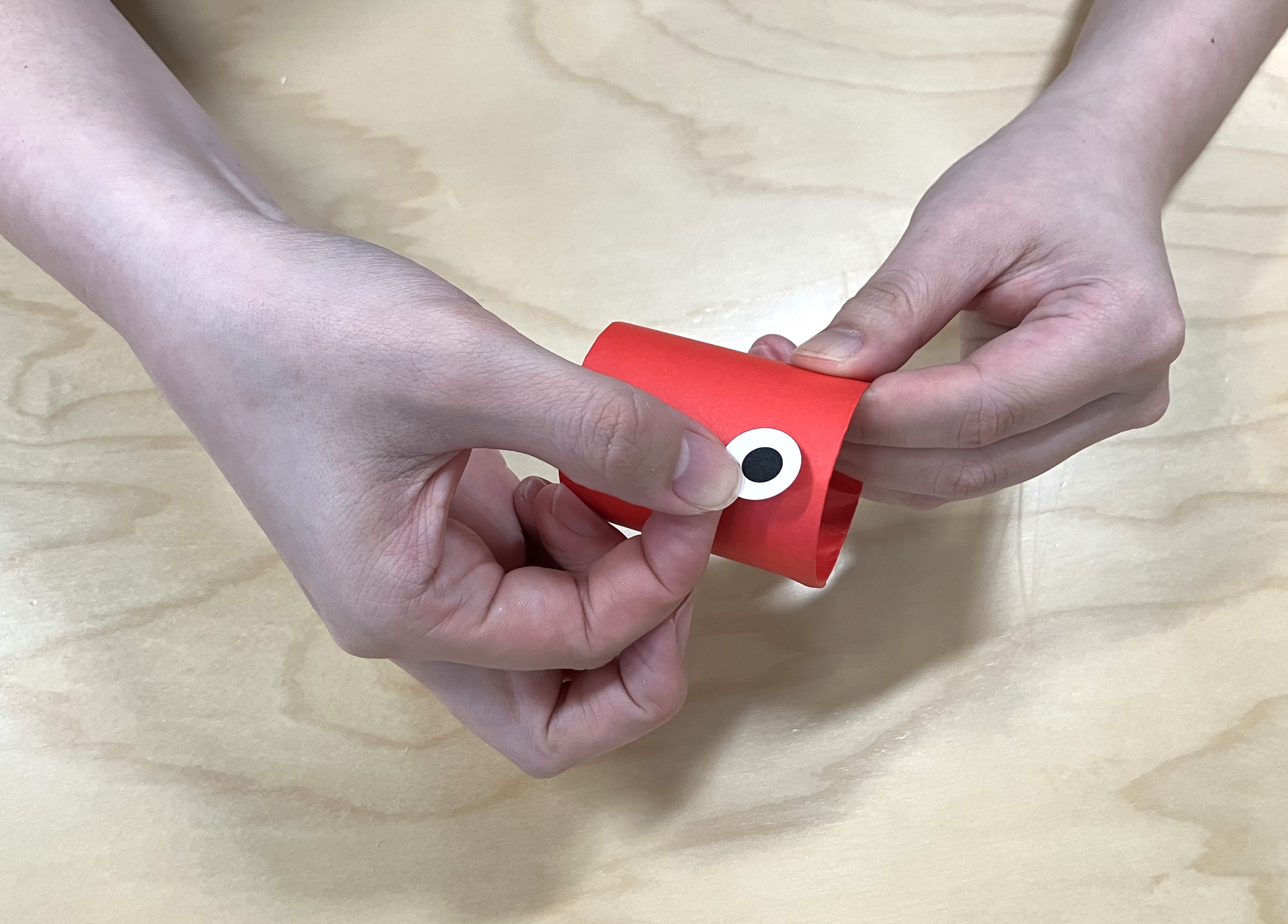 3. 2で作った金魚のボディに、丸シールでうろこや目などの模様をつけましょう