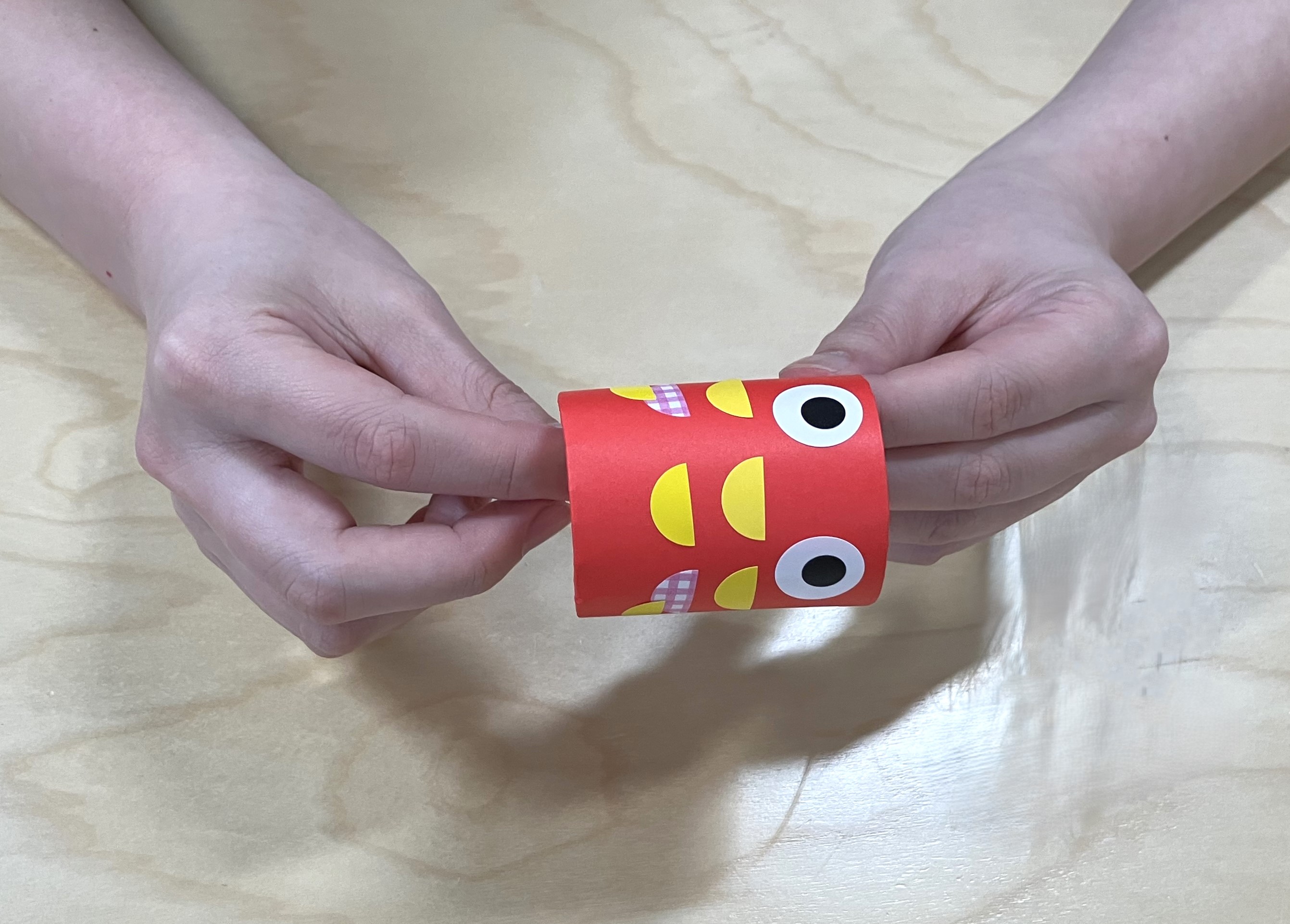 3. 2で作った金魚のボディに、丸シールでうろこや目などの模様をつけましょう