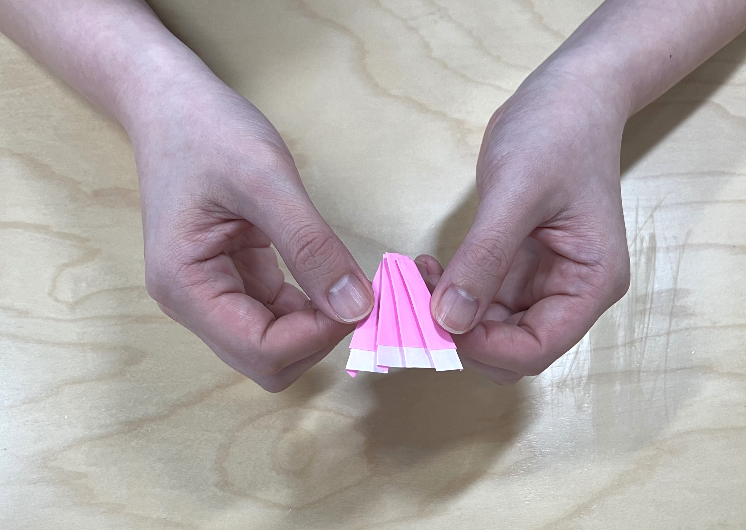 4. 金魚のボディに、しっぽを内側からセロテープで貼ります