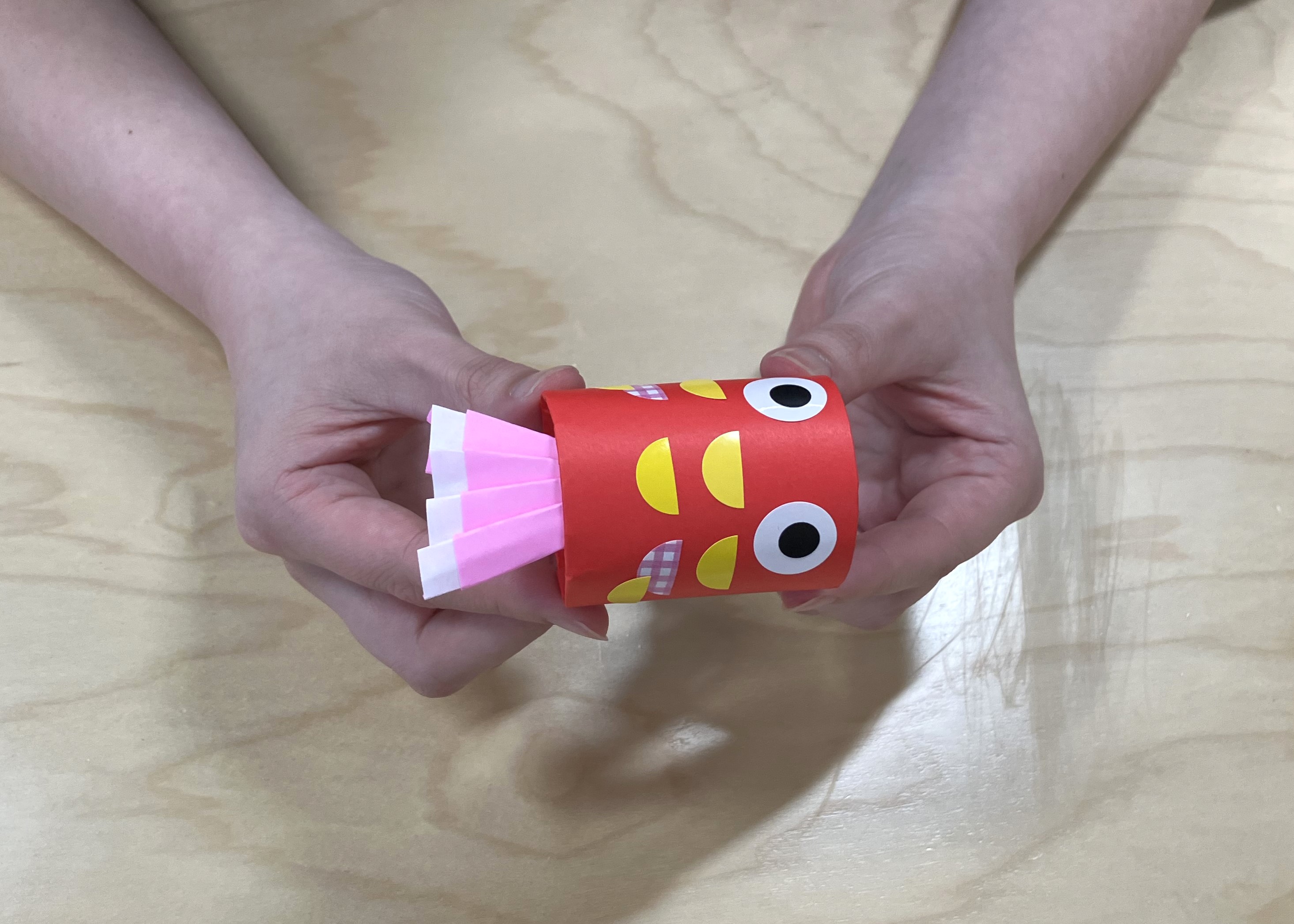 4. 金魚のボディに、しっぽを内側からセロテープで貼ります