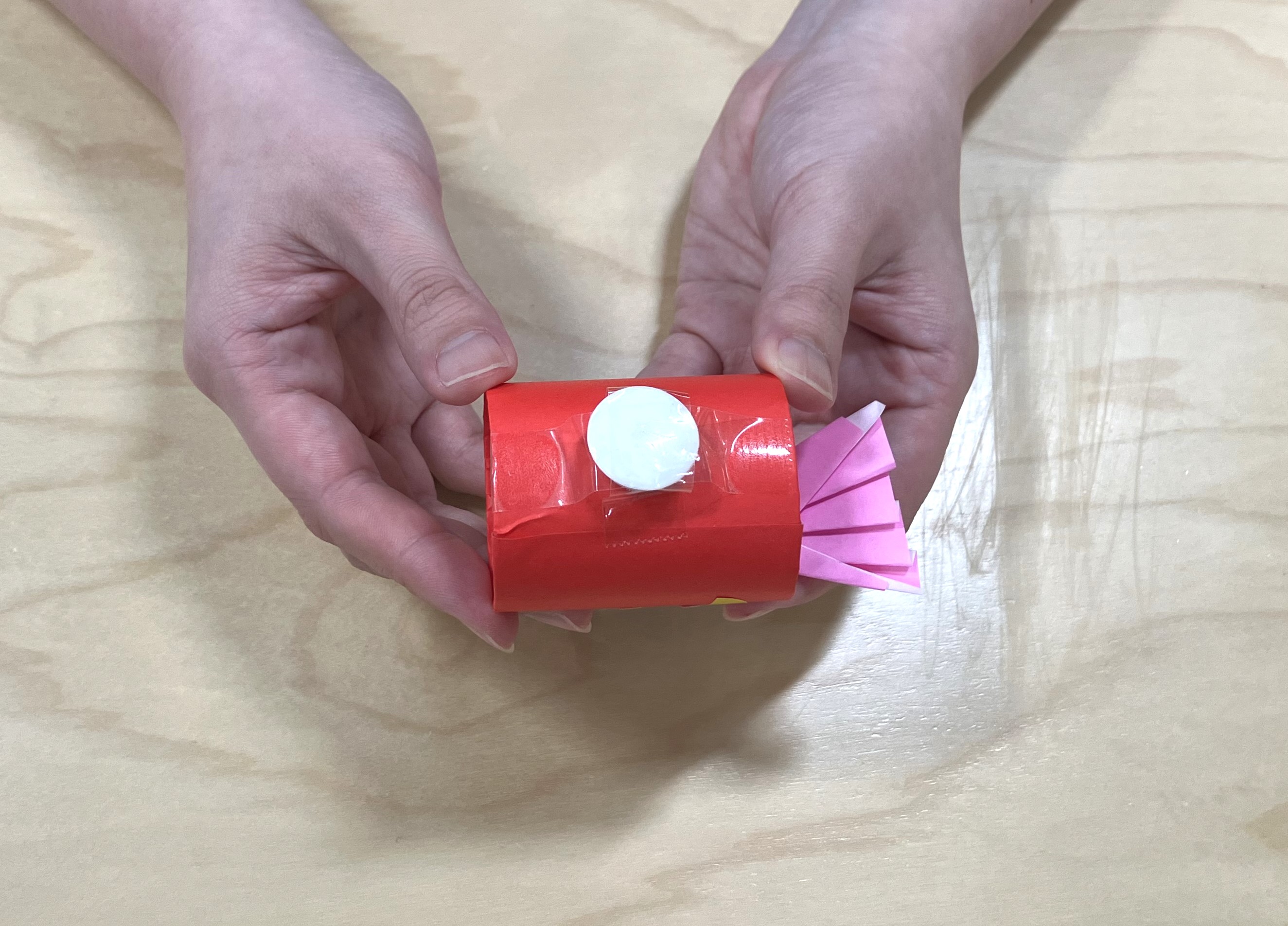 5. 金魚のおなか側と割り箸にセロテープでマグネットをつけます