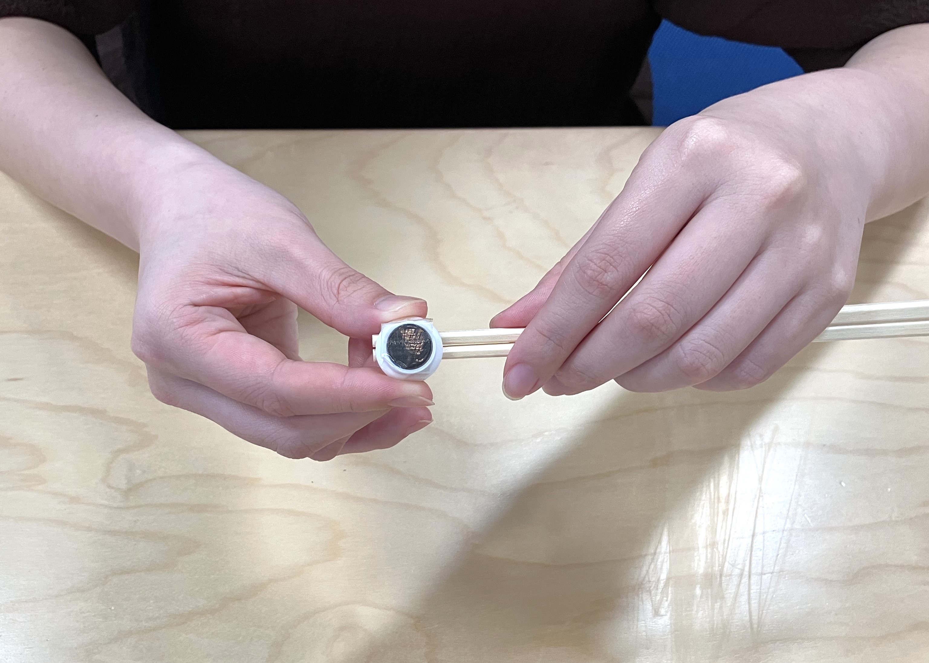 5. 金魚のおなか側と割り箸にセロテープでマグネットをつけます