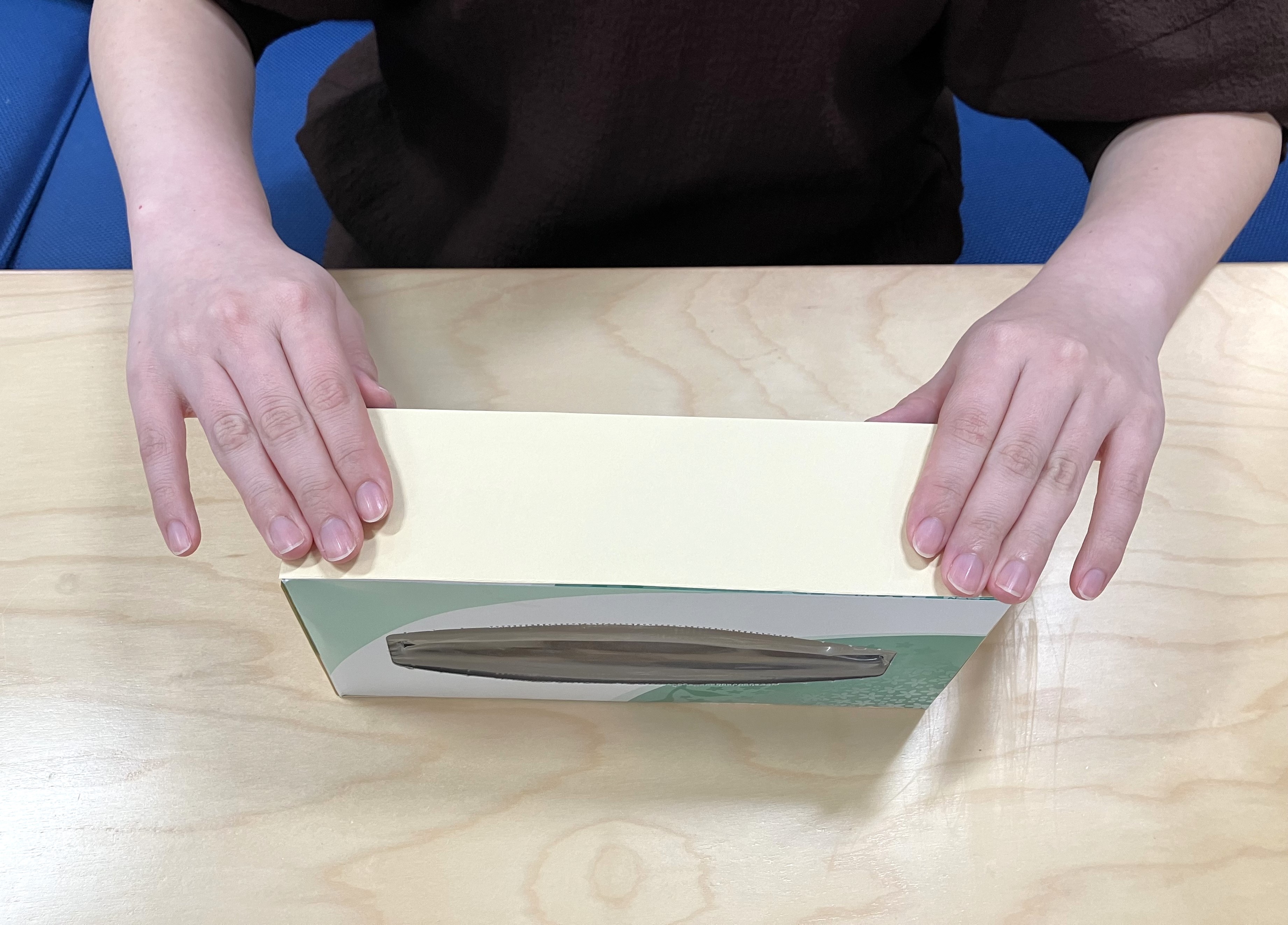 7. ティシューの箱の天面に、青系のキラキラ折り紙を貼って水槽のイメージに仕上げましょう