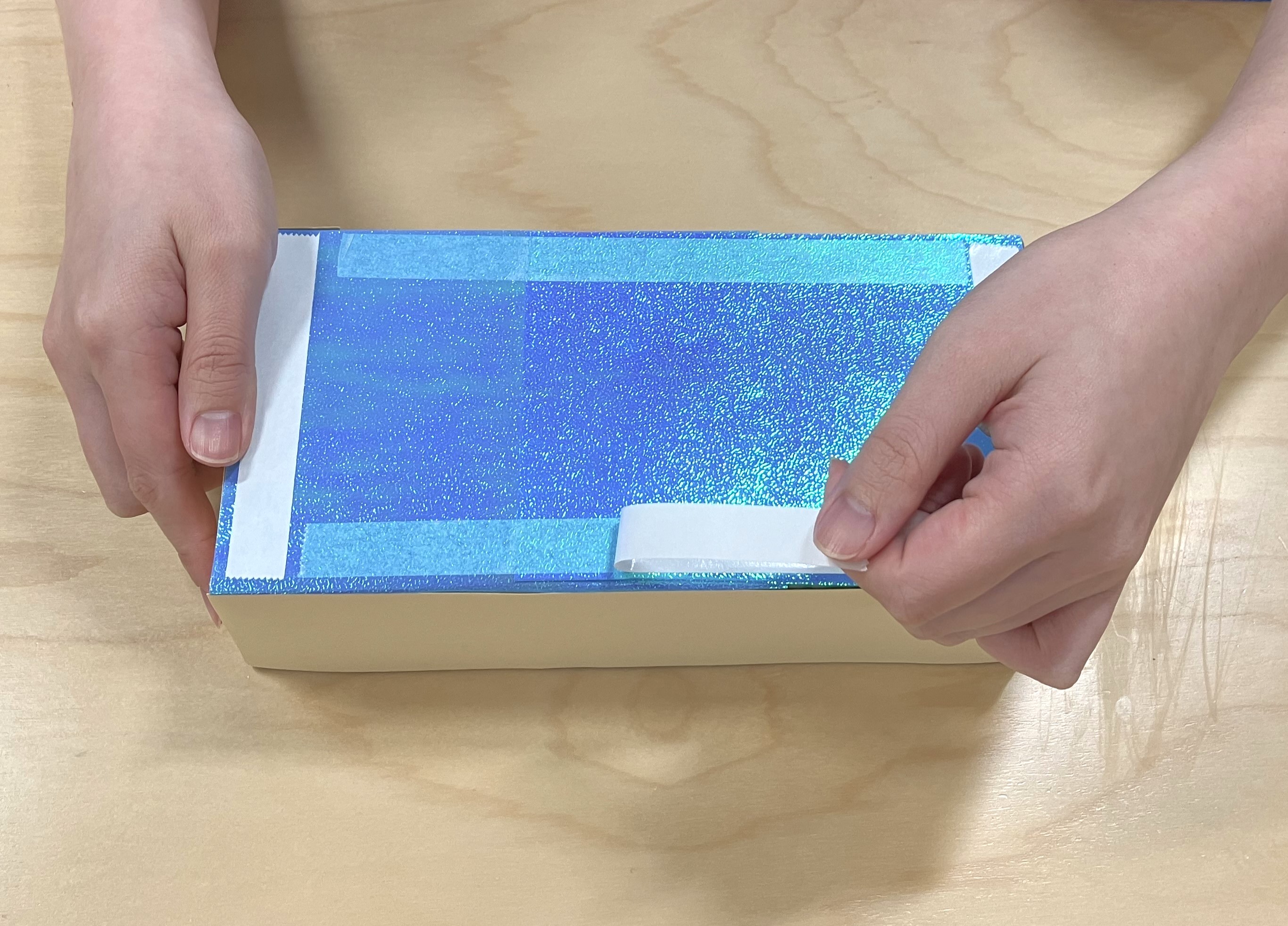 8. 天面のふちには、細く丸めたアルミホイルを両面テープで貼って金魚の落下を防止しましょう