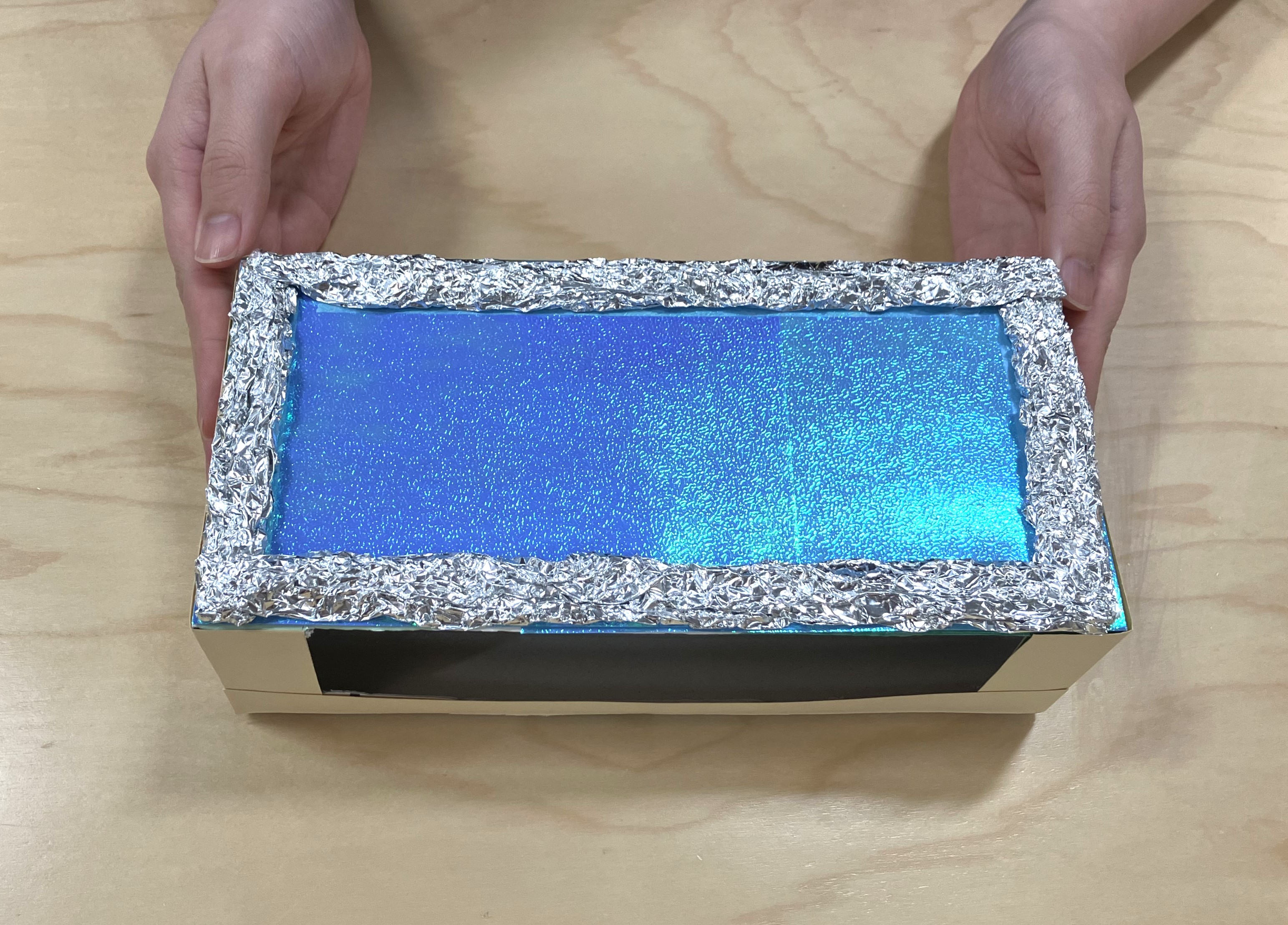 8. 天面のふちには、細く丸めたアルミホイルを両面テープで貼って金魚の落下を防止しましょう