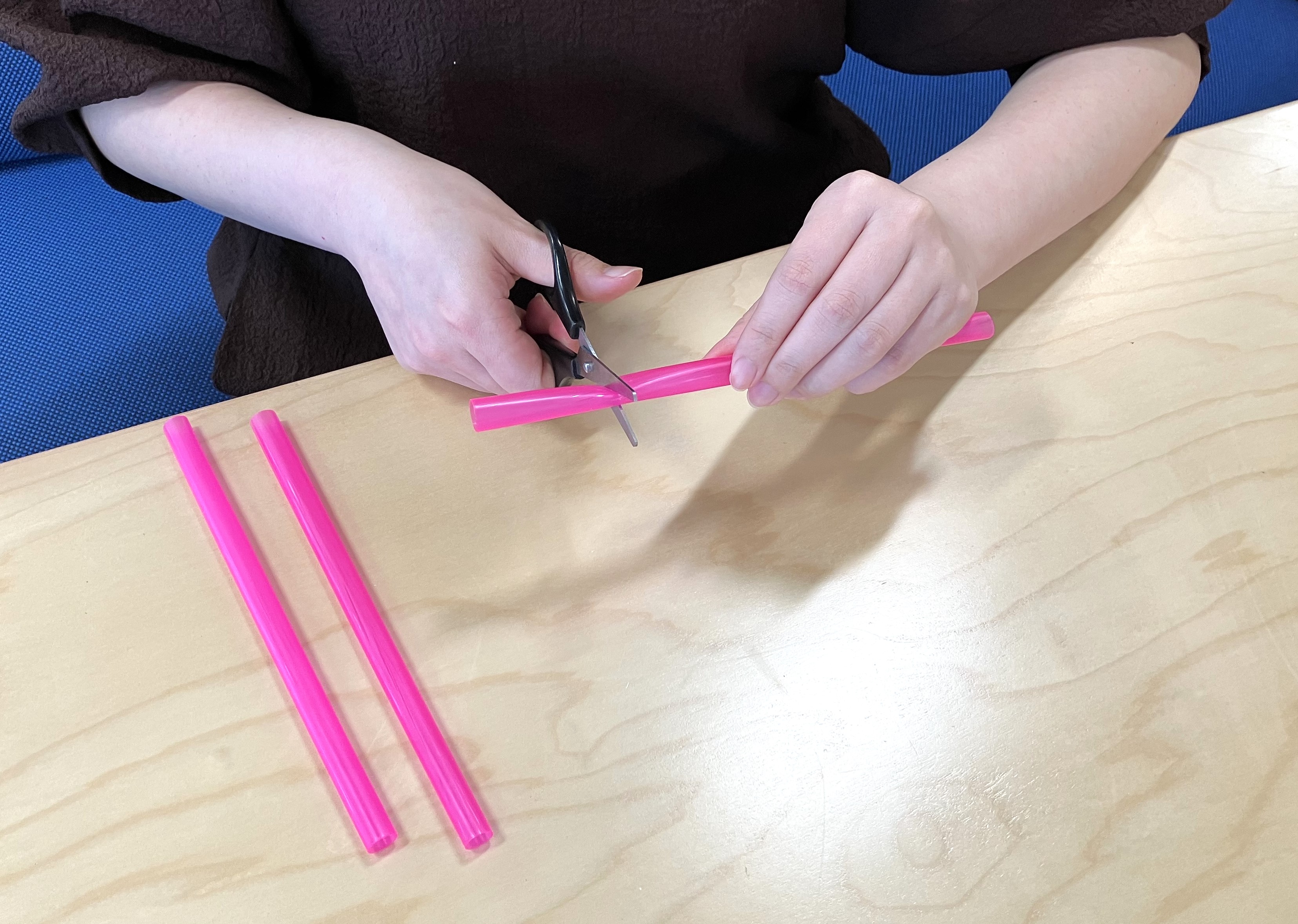 2. 腕と脚はタピオカストローで作ります