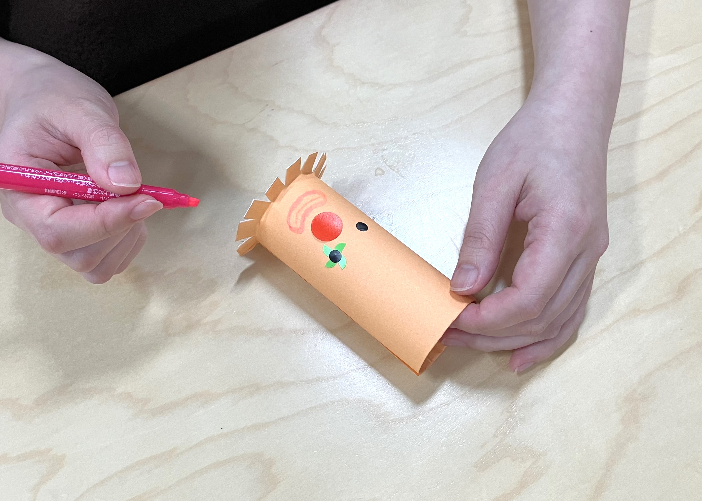 8. 丸シールで目と鼻をつけ、口はペンで描きます