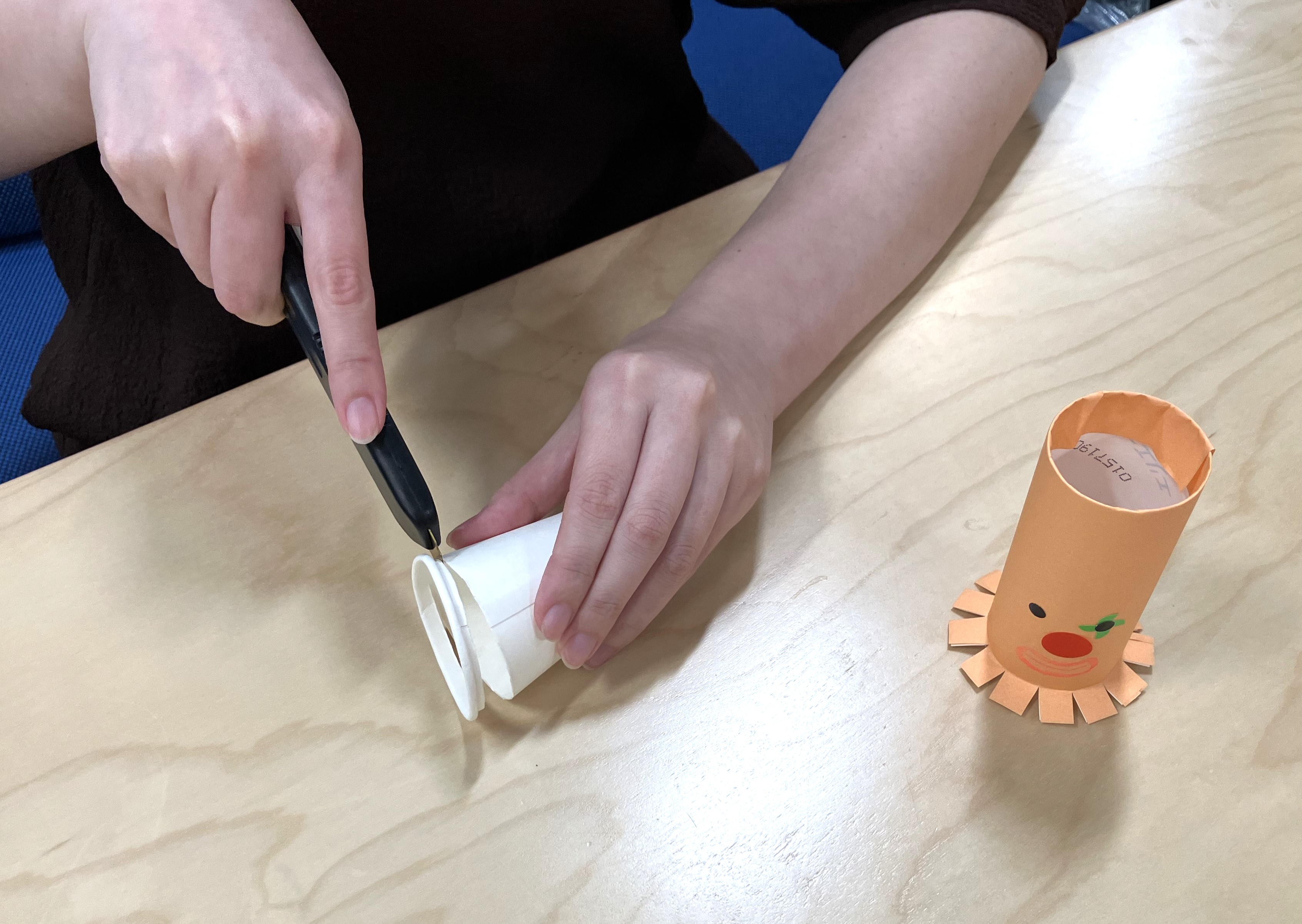 9. 紙コップを適度な高さに切って帽子を作ります